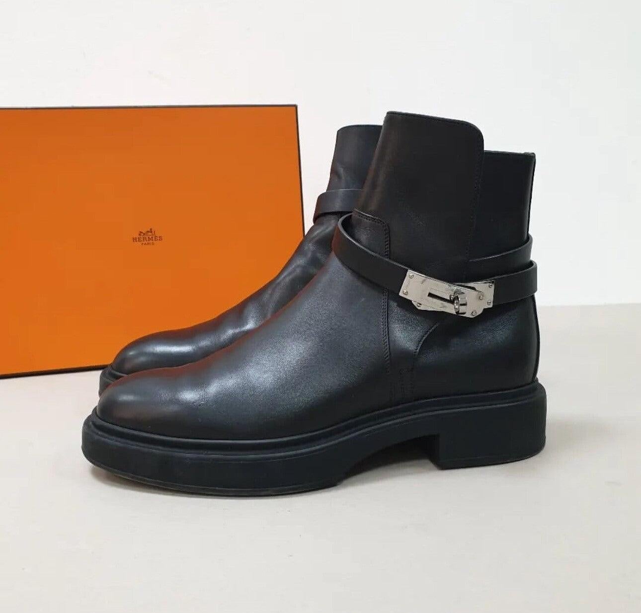 Wie stilvoll sind diese Veo Stiefel aus dem Hause Hermes!В Entworfen mit schwarzem Leder auf der Außenseite, sind diese Stiefel in eine schlanke Silhouette gestylt, mit abgedeckten Zehen, 3,5 cm Absatz und Silber-Ton-Hardware. Diese Stiefel sind