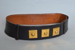 Hermès Ceinture en cuir noir avec carré doré décoratif