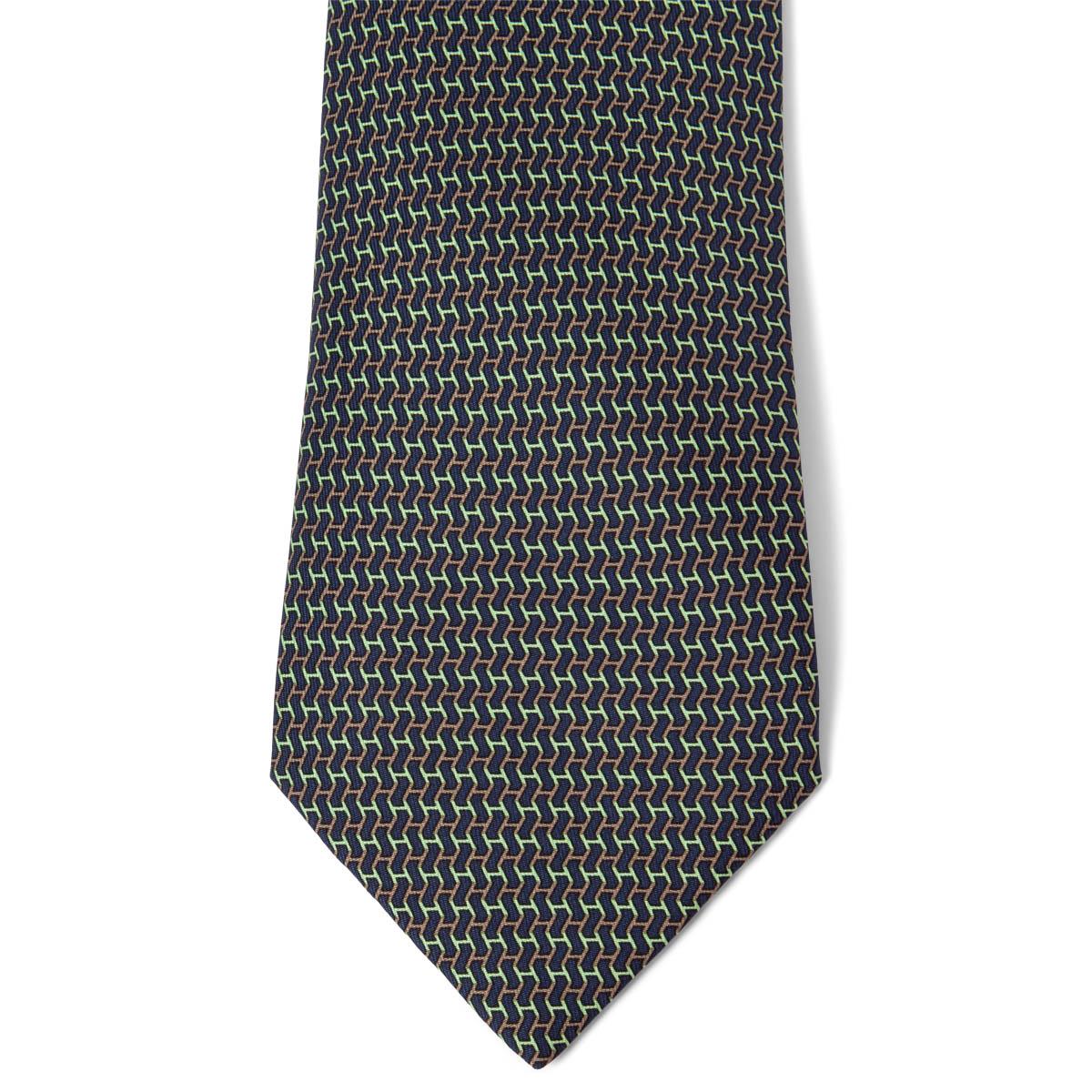 100% authentiques cravates Hermès H en Ombre en twill de soie noir, vert et marron (100%). A été porté et est en excellent état. Pas de boîte.

Mesures
Modèle	5503
Longueur	156cm (60.8in)
Point le plus large	9cm (3.54in)

Toutes nos annonces