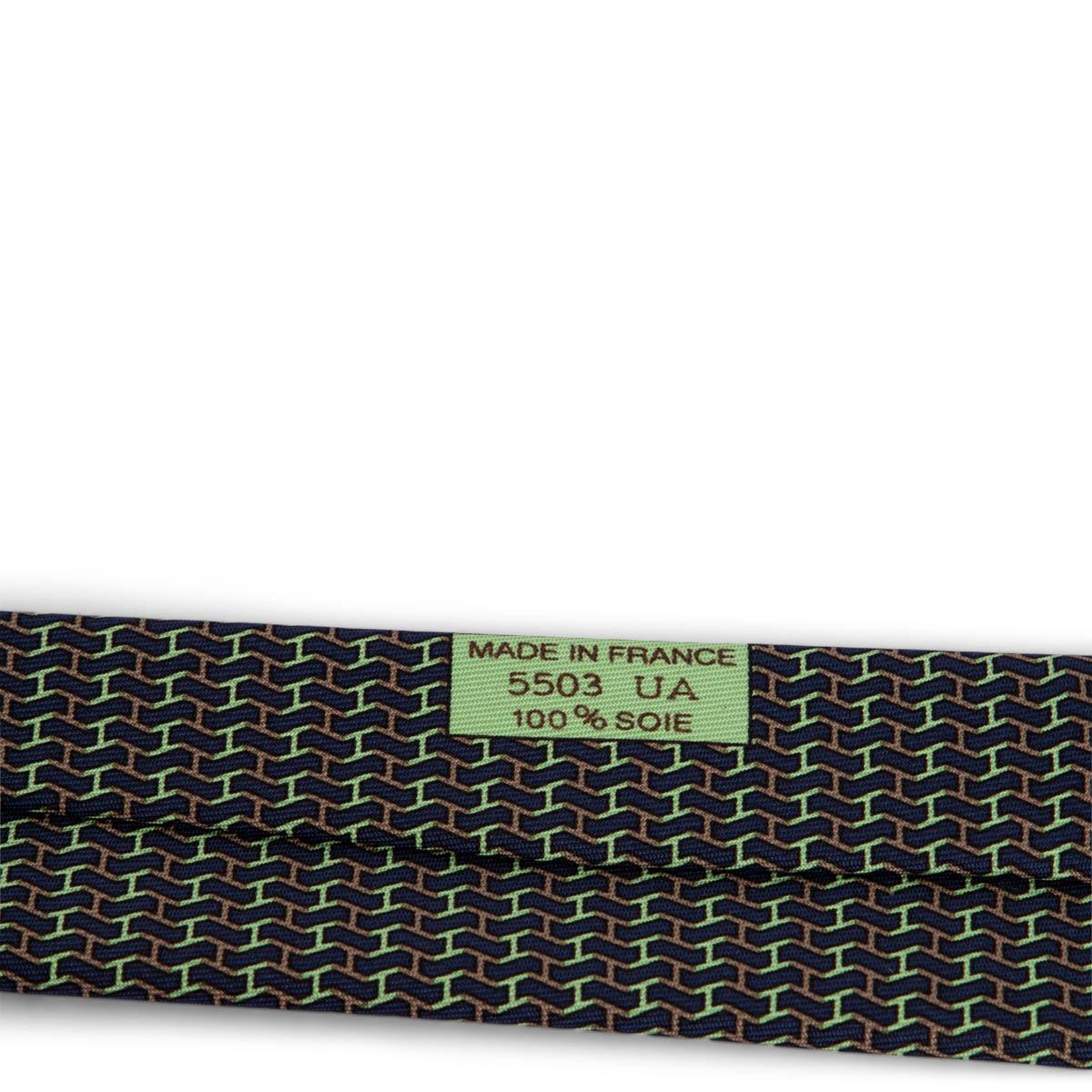 HERMÈS Cravate en sergé de soie noir et chamois 5504 H EN OMBRE Excellent état - En vente à Zürich, CH