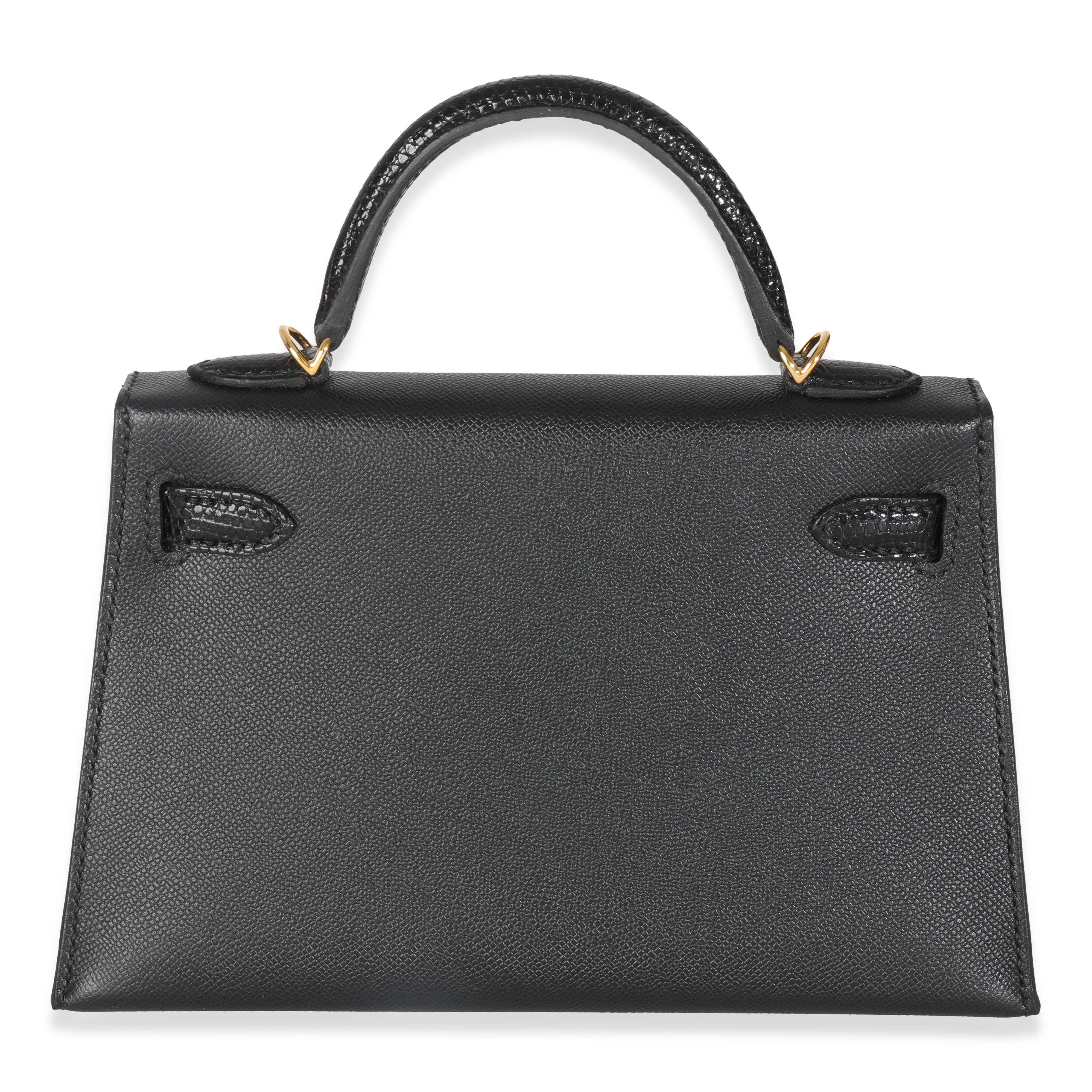 Hermès Negro Madame Lagarto Tacto Mini Kelly 20 II GHW
SKU: M146960

Descripción del estado: Oficialmente rebautizado en 1977, el bolso Kelly de Hermès se llamaba originalmente Sac à Dépêches (que se traduce como 