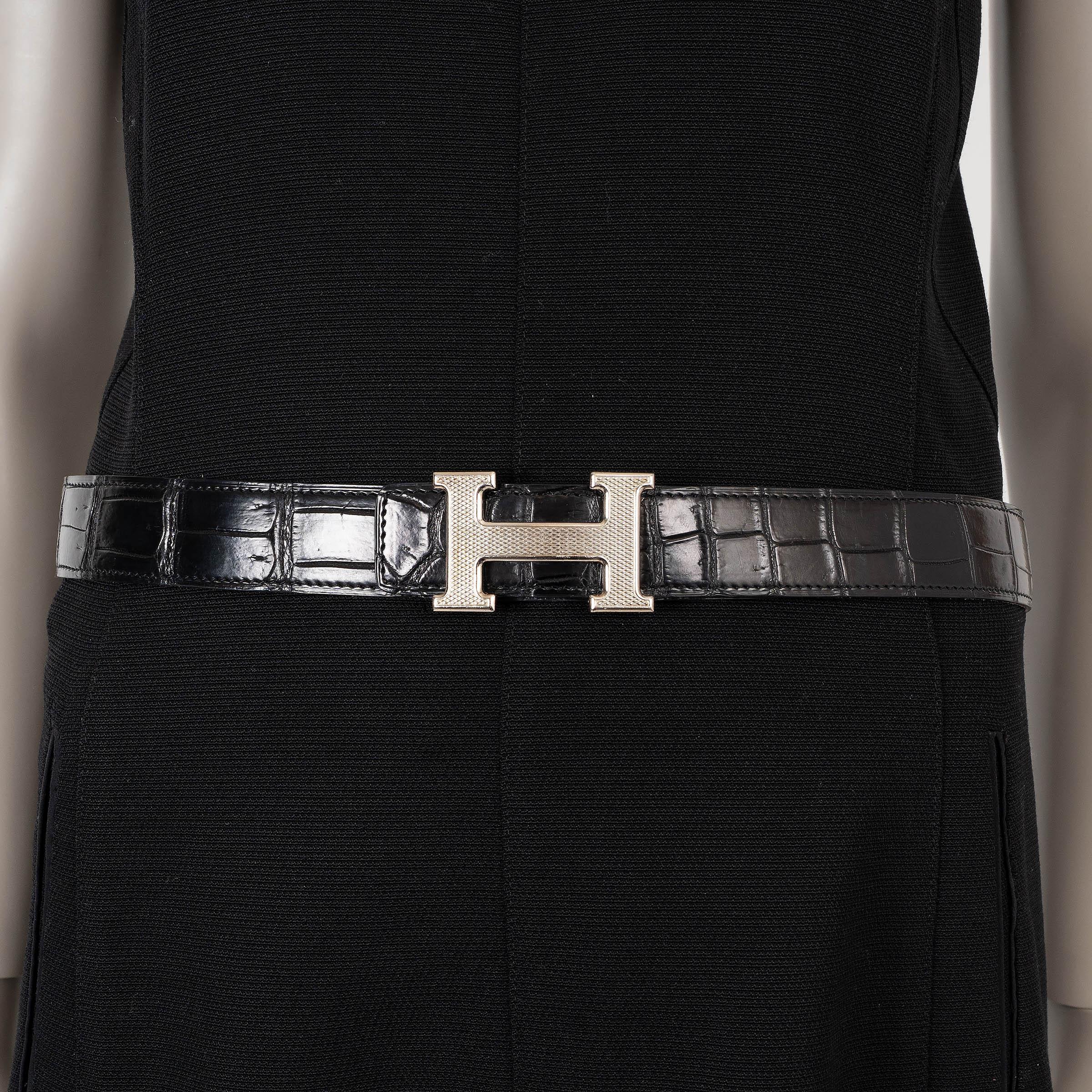 Dieser 100% authentische 32-mm-Gürtel von Hermès ist aus schwarzem, mattem Alligator-Krokodilleder gefertigt und mit der ikonischen H Guilloché-Schließe aus Palladium versehen. Ein zeitloses Stück, das den Inbegriff von Luxus und Raffinesse