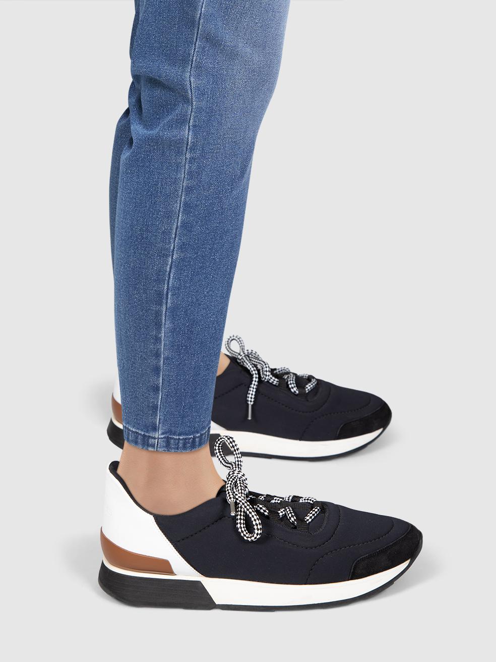 L'ÉTAT est très bon. L'usure des baskets est minime. Usure minime sur le bord des deux semelles où des décolorations sont visibles. Abrasion au niveau du contrefort des deux chaussures sur cet article de revente de designer Hermès d'occasion. Cette