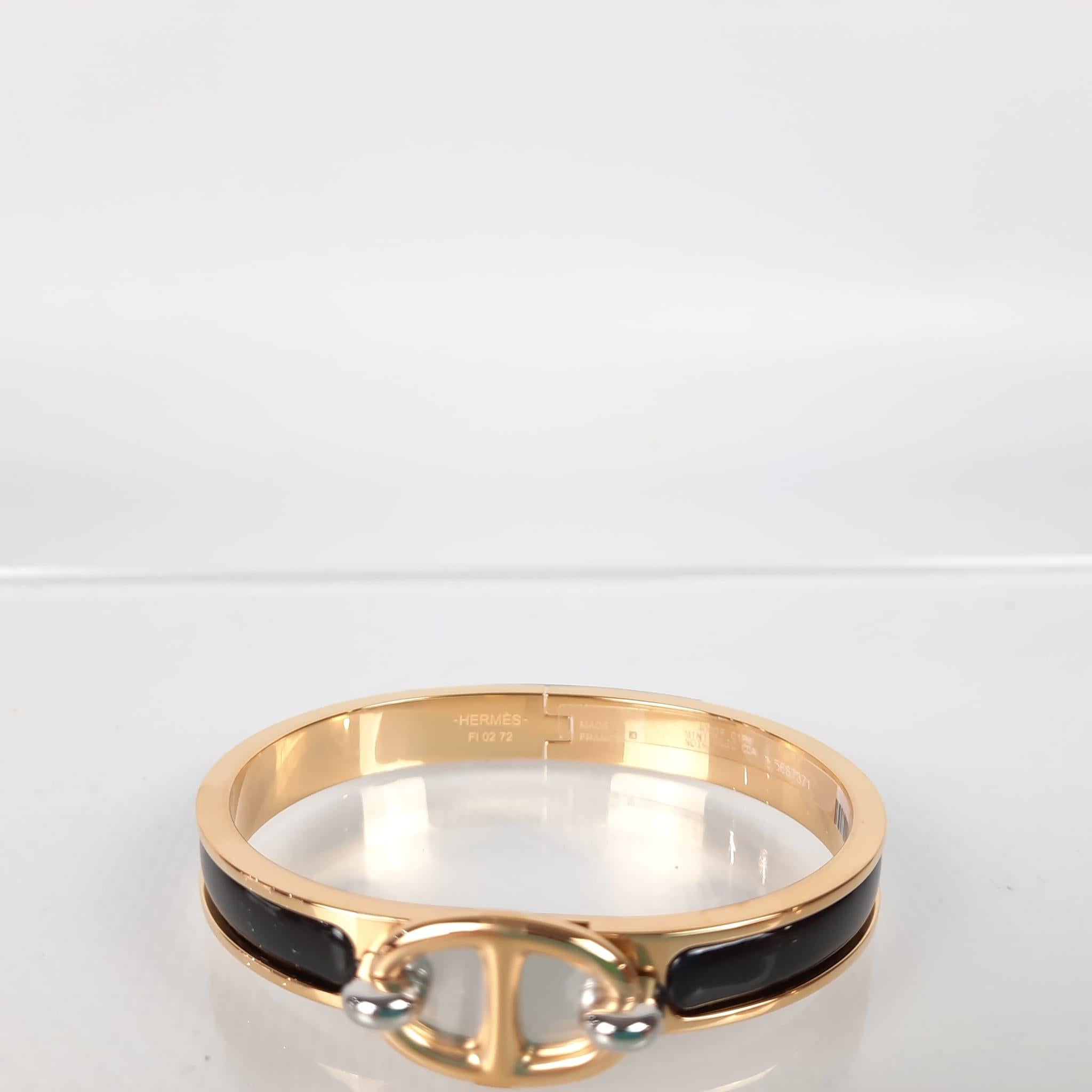 Size PM
Narrow bracelet in plain enamel with gold-plated hardware.
Circumference: 16.8 cm  Width: 8 mm