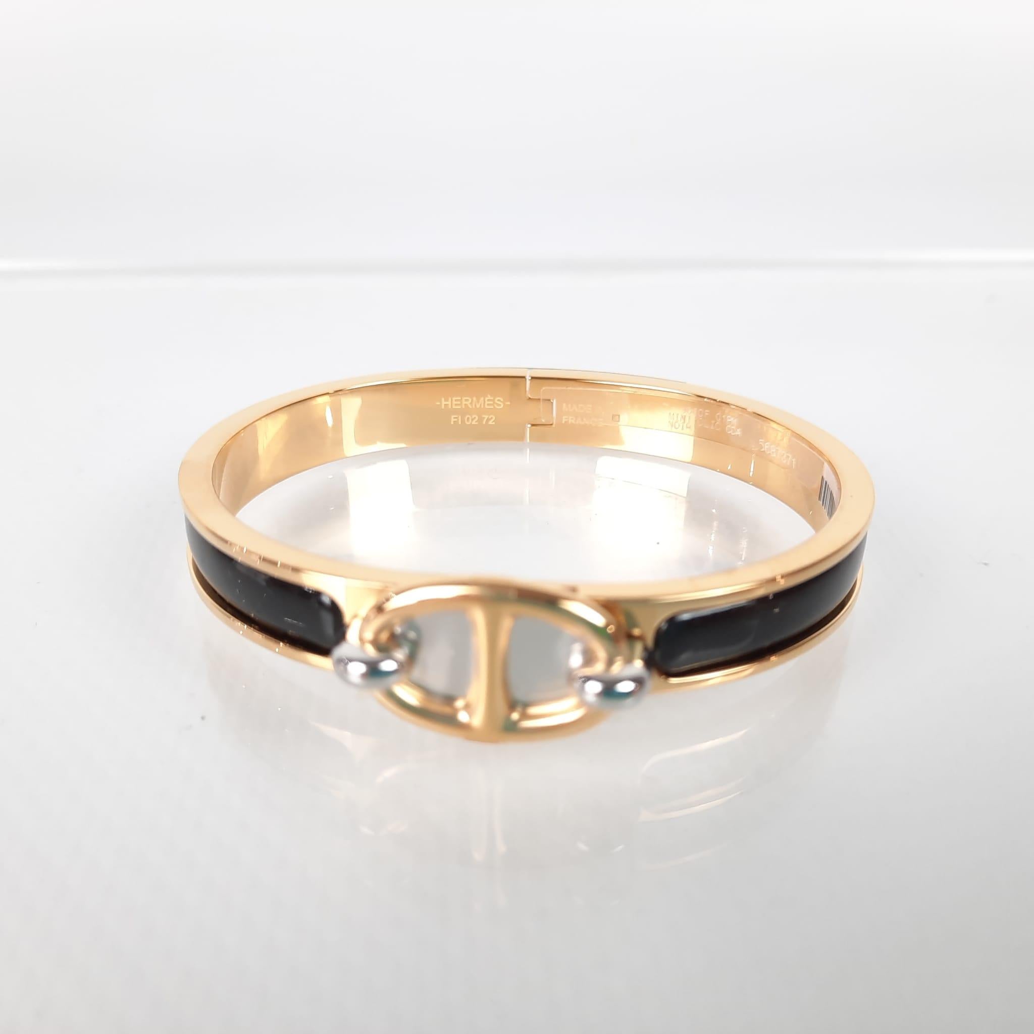 Size PM
Narrow bracelet in plain enamel with gold-plated hardware.
Made in France
Wrist size: 17 cm
Width: 8 mm