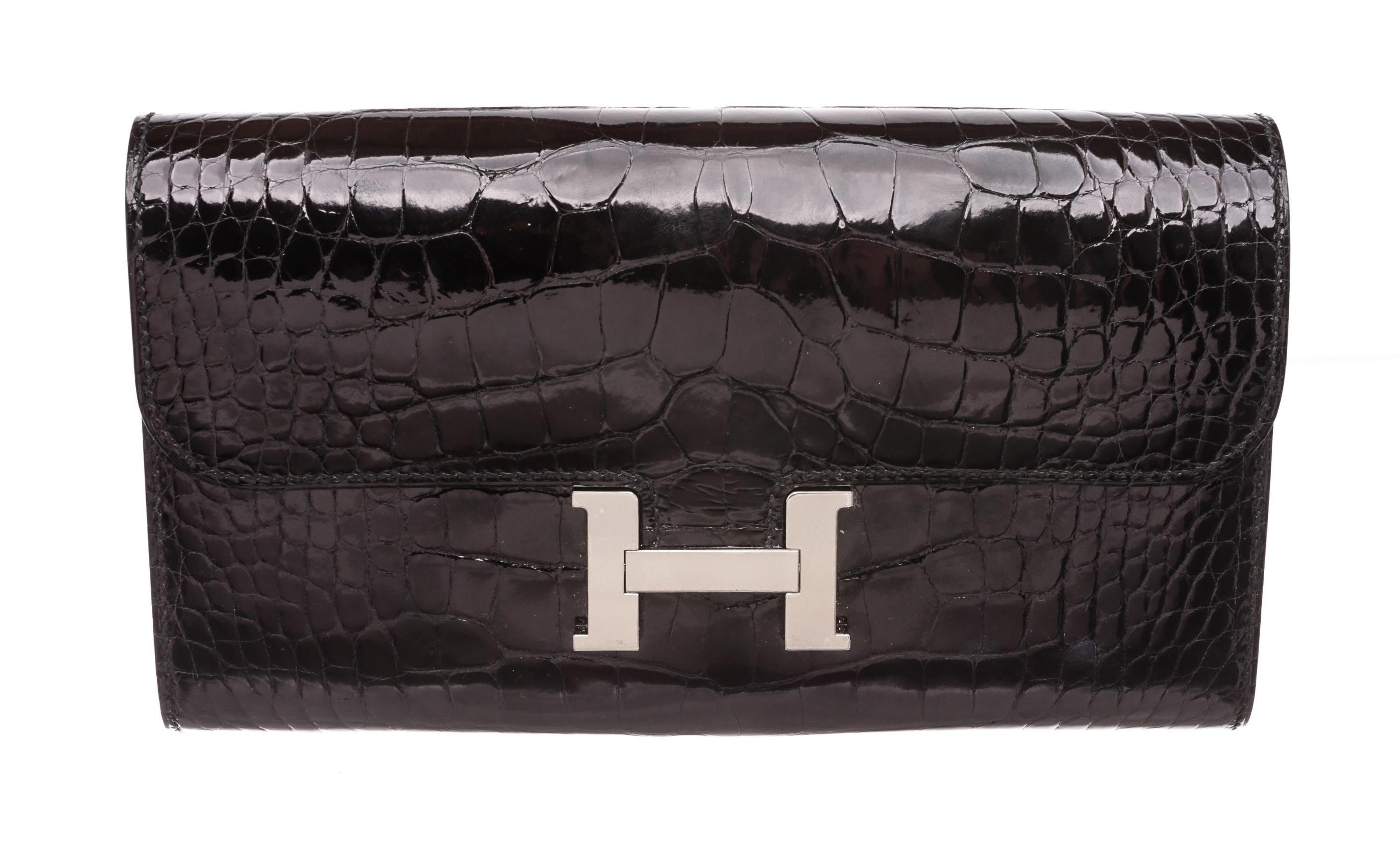 Hermes Schwarz Noir Glänzende Alligator Constance Lange Brieftasche zu gehen im Zustand „Gut“ im Angebot in Corona Del Mar, CA