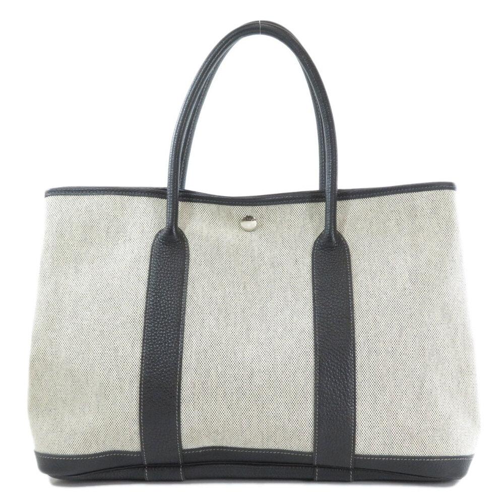 Presenting this exquisite Garden Party tote from Hermes. This beauty has been meticulously crafted from canvas as well as leather and equipped with two top handles for you to parade it. Its lined interior is perfectly sized to carry your essentials,