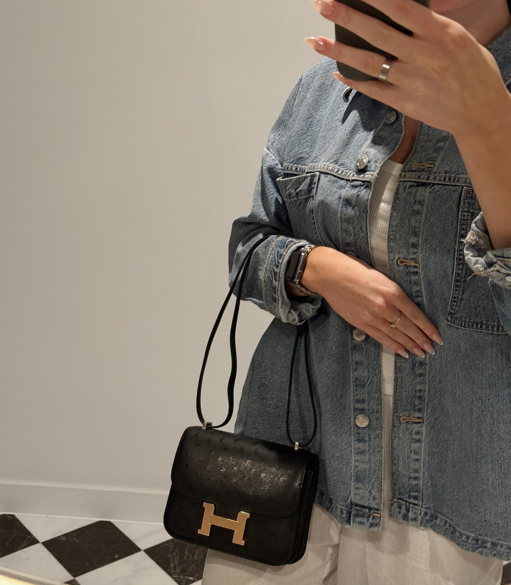 Miroir Constance 18 en cuir d'autruche noir Hermès en vente 6