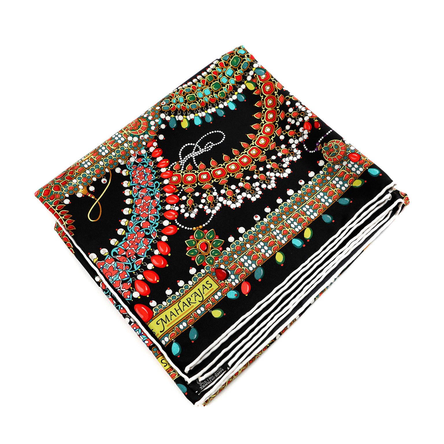 Cette authentique écharpe en soie noire Parures des Maharajas d'Hermès est en parfait état. Fond noir avec les bijoux colorés du Maharaja. 100% soie.  Fabriqué en France.  Boîte incluse.


PBF 12616