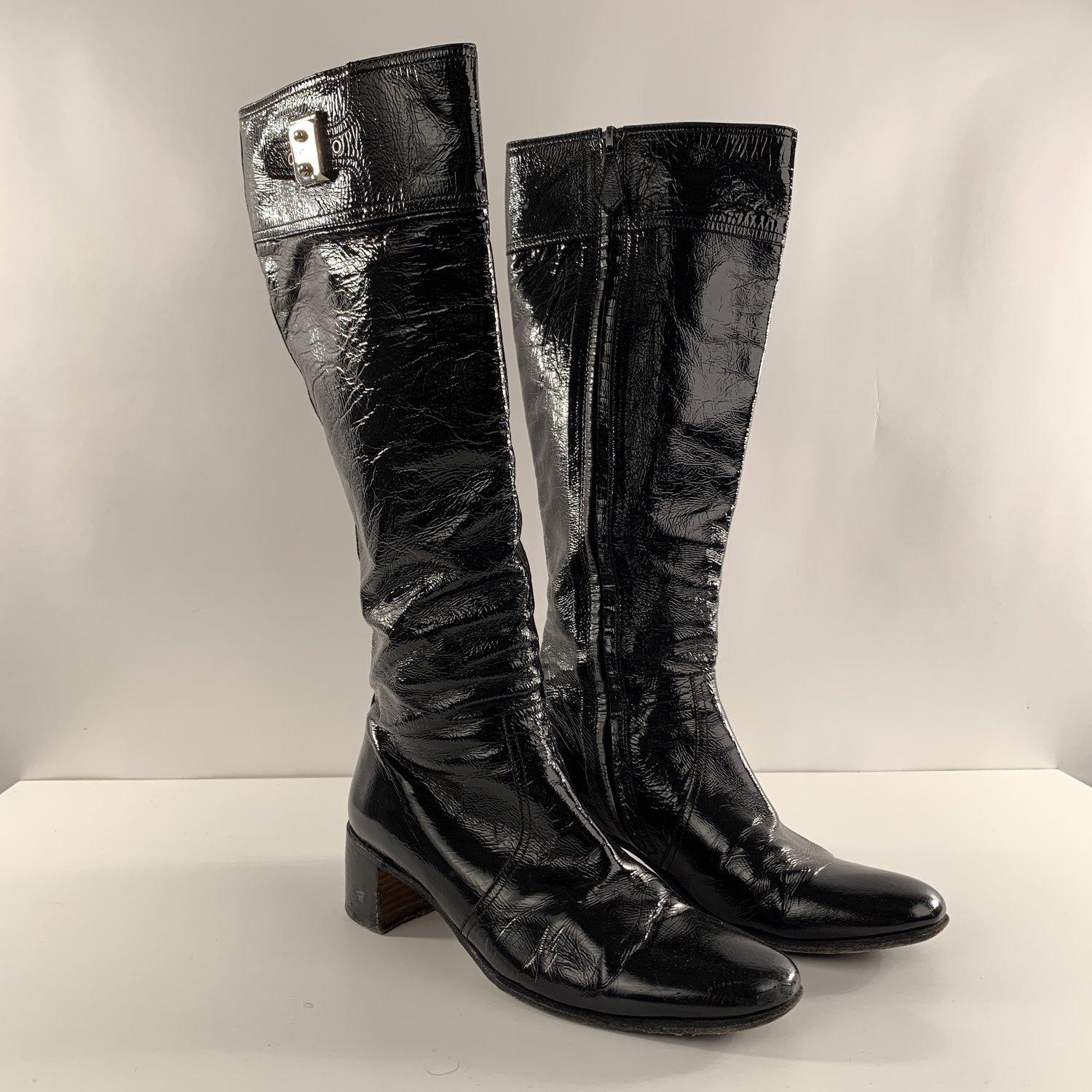 Beautiful heeled knees hight lenght boots by Hermes - Paris, in black patent leather. Silver metal hardware with lock detailing on the side Internal zip closure. Block heels (2 inches - 5,1 cm high). Size: 36. Made in Italy

Details

MATERIAL: