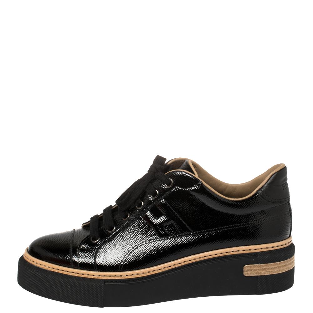 These meticulously crafted Hermés Polo sneakers are a homage to the label's craftsmanship in shoemaking. Crafted from patent leather in a black shade, they are set on chunky platforms. These sneakers are complete laced-up vamps and H logo on the