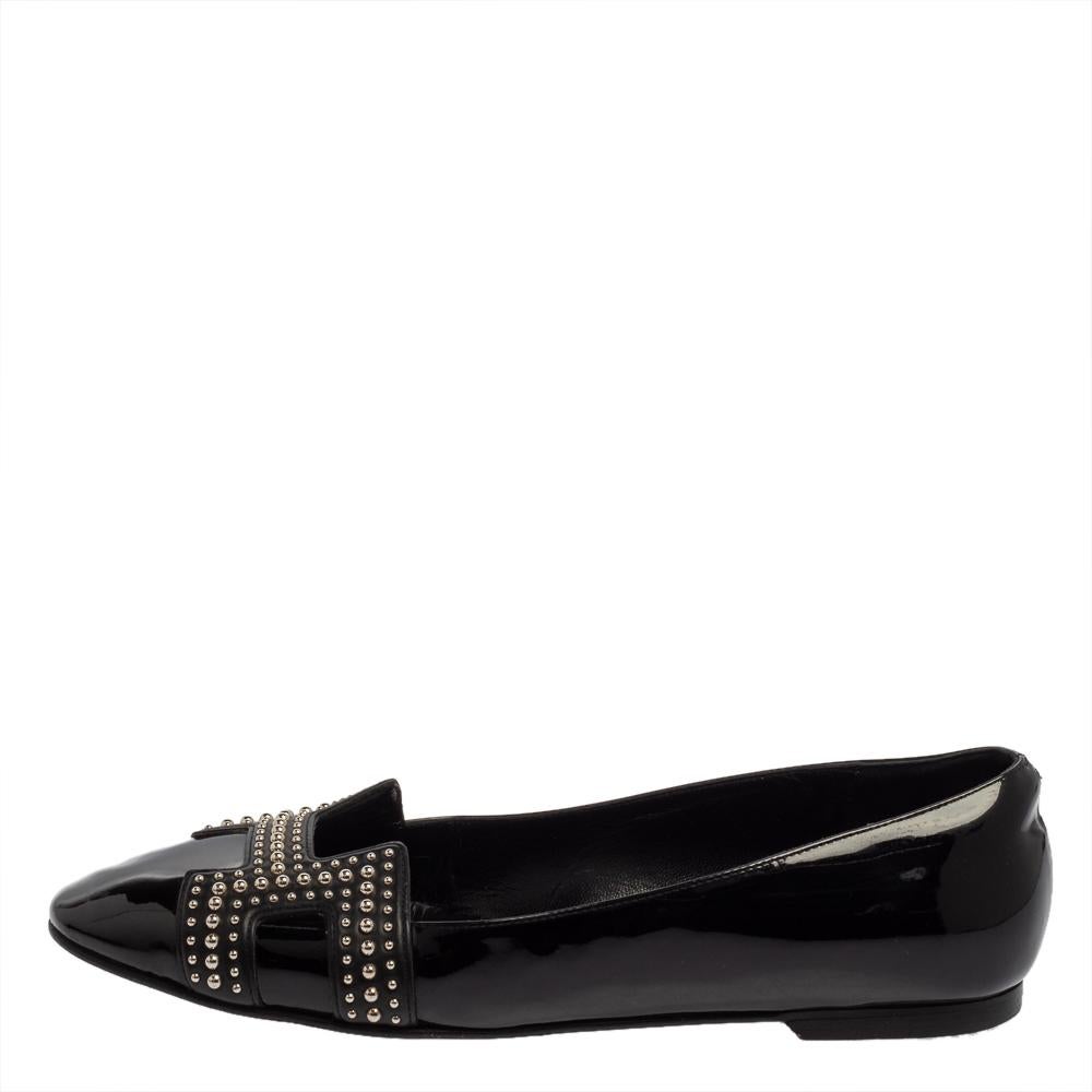 These Nice ballet flats from Hermes come in the shade of black. Crafted from patent leather, this pair features the iconic H on the uppers with stud embellishments on it. Made in Italy, the flats are designed with a leather sole for your ultimate