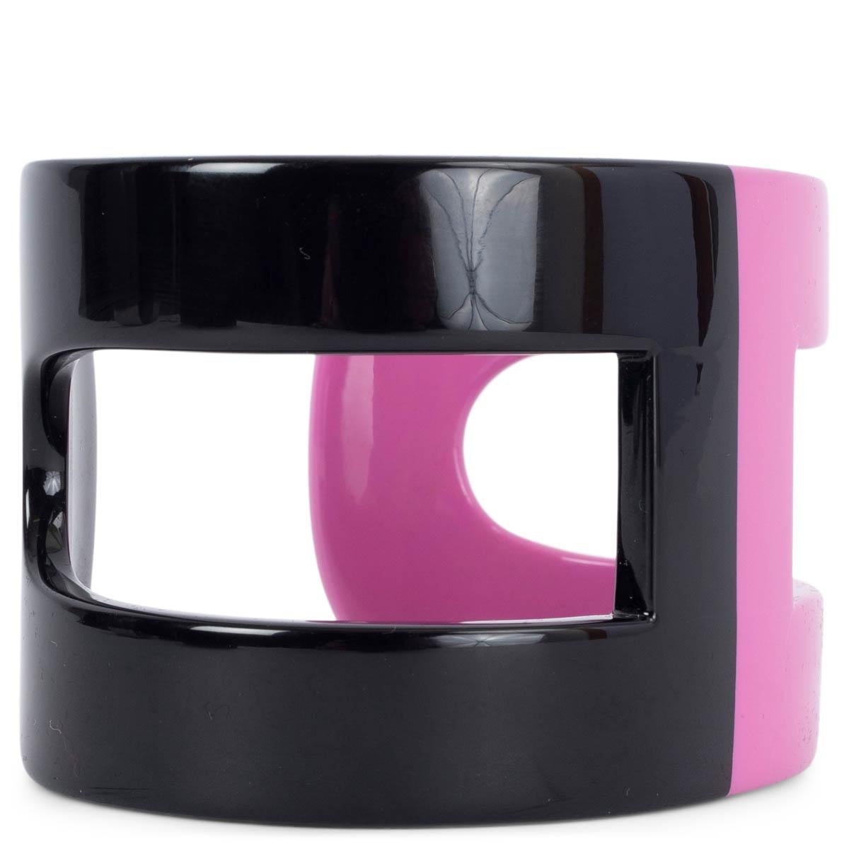 100% authentic Hermès Ano bracelet in pink and black lacquered wood in a wide bangle style. Has been worn and is in excellent condition. Comes with pouch. 

Measurements
Tag Size	OS
Height	5cm (2in)
Length	16cm (6.2in)

All our listings include only