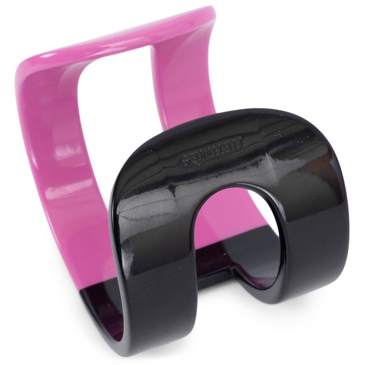 HERMES black & pink lacquered wood ANO Cuff Bracelet In Excellent Condition In Zürich, CH