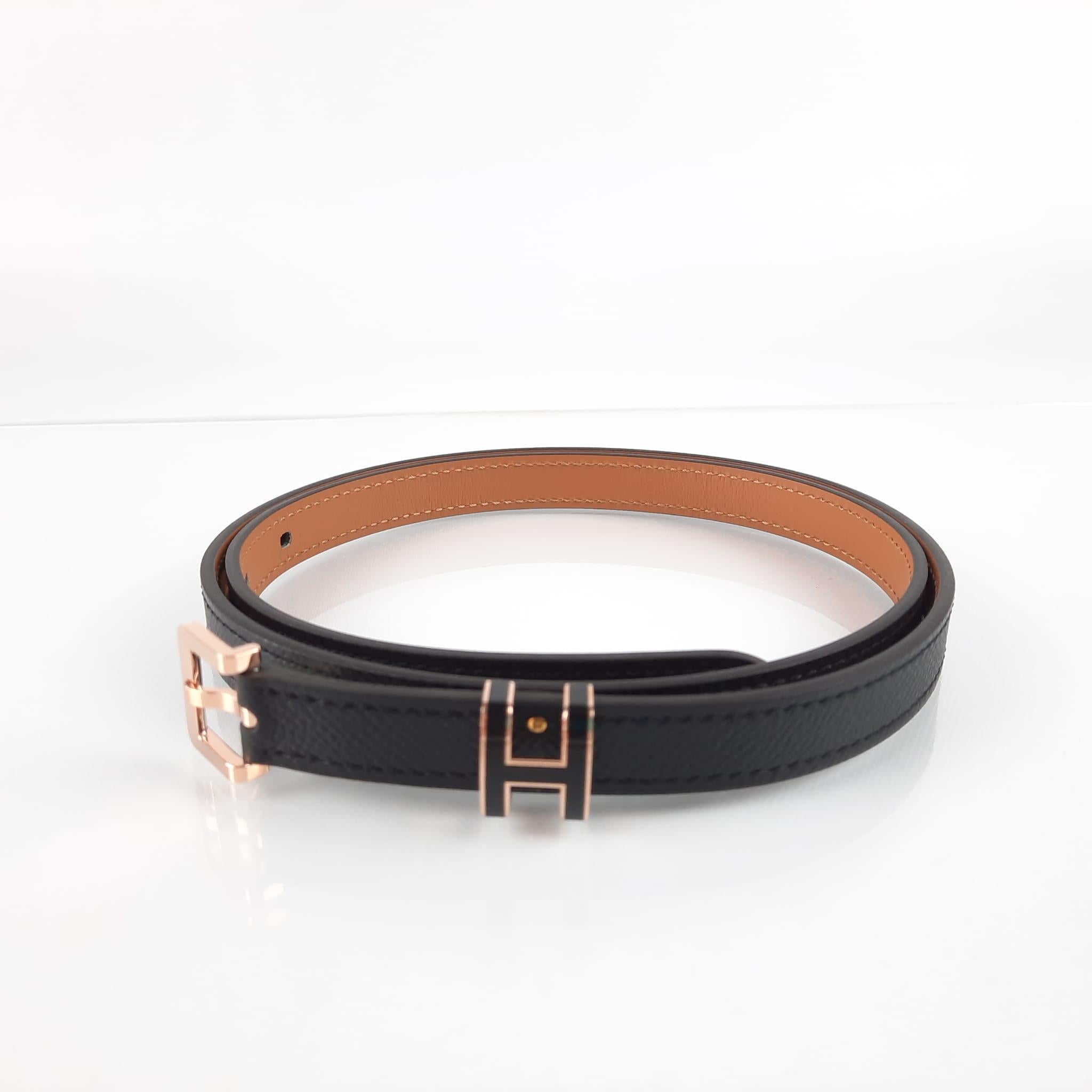 Size 80
Leather belt in Epsom calfskin with rose gold-plated buckle.
The iconic Pop H blends in, tone-on-tone, in the role of a loop passing on a thin and feminine belt.