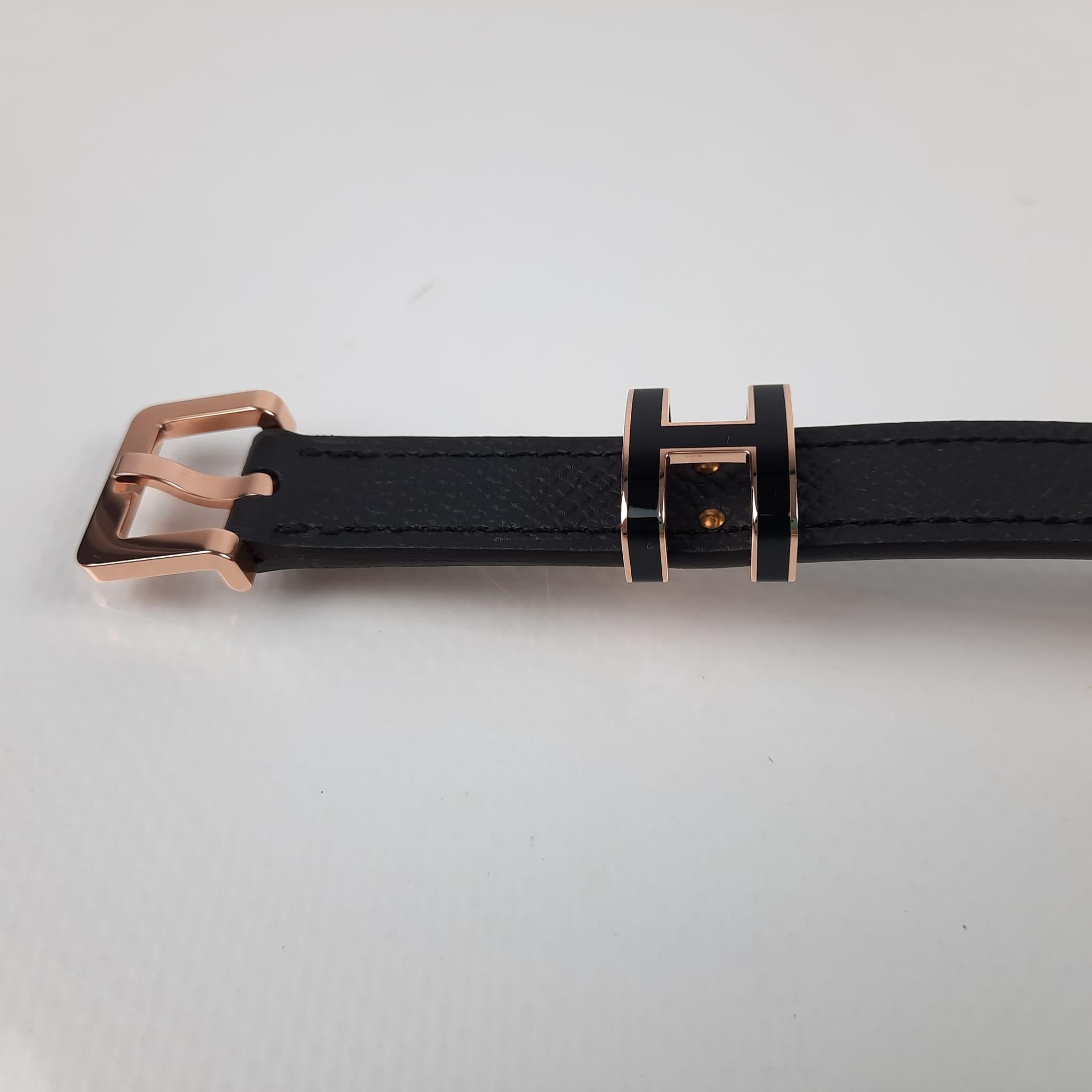 Size 90
Leather belt in Epsom calfskin with rose gold-plated buckle.
The iconic Pop H blends in, tone-on-tone, in the role of a loop passing on a thin and feminine belt.
Made in France
Width: 15 mm