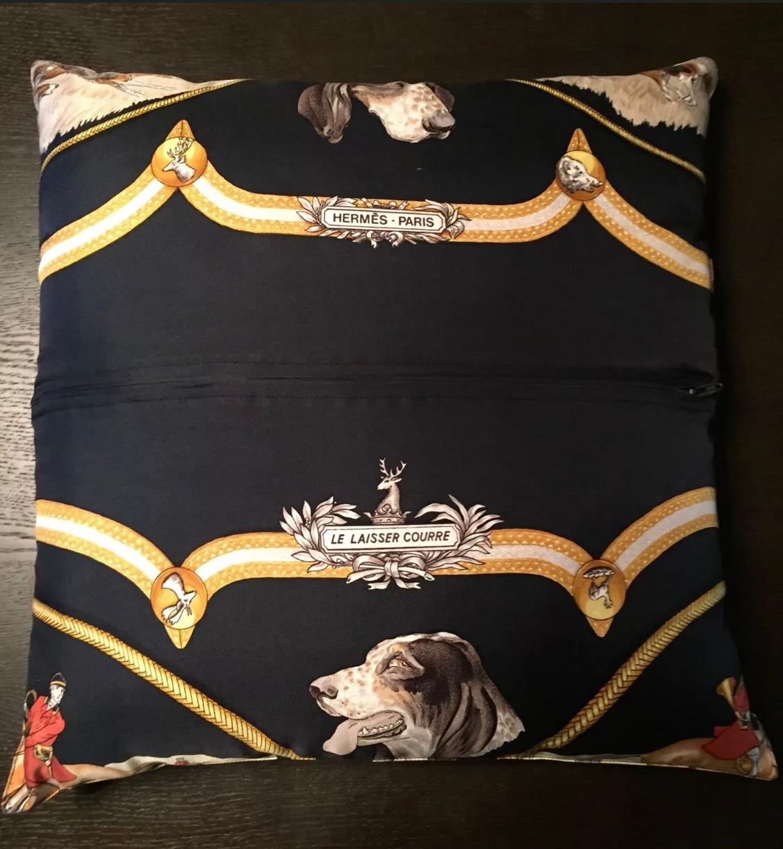 Coussin décoratif pour maison avec chien Hermès, noir, rouge et or Unisexe en vente