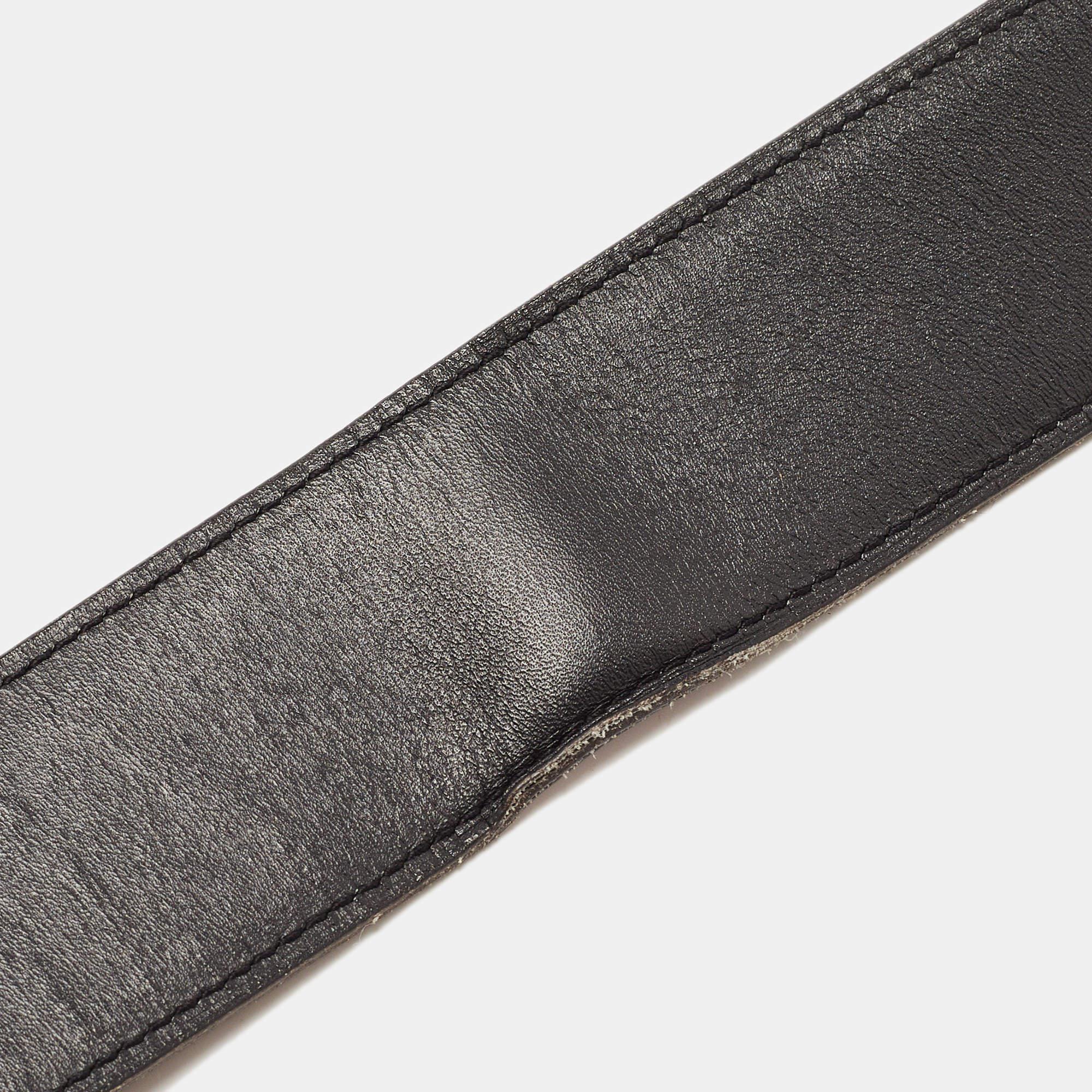 This Hermes reversible belt is crafted from leather. The classic piece has dual shades to match a variety of outfits. It is completed with a metal Medor buckle.

