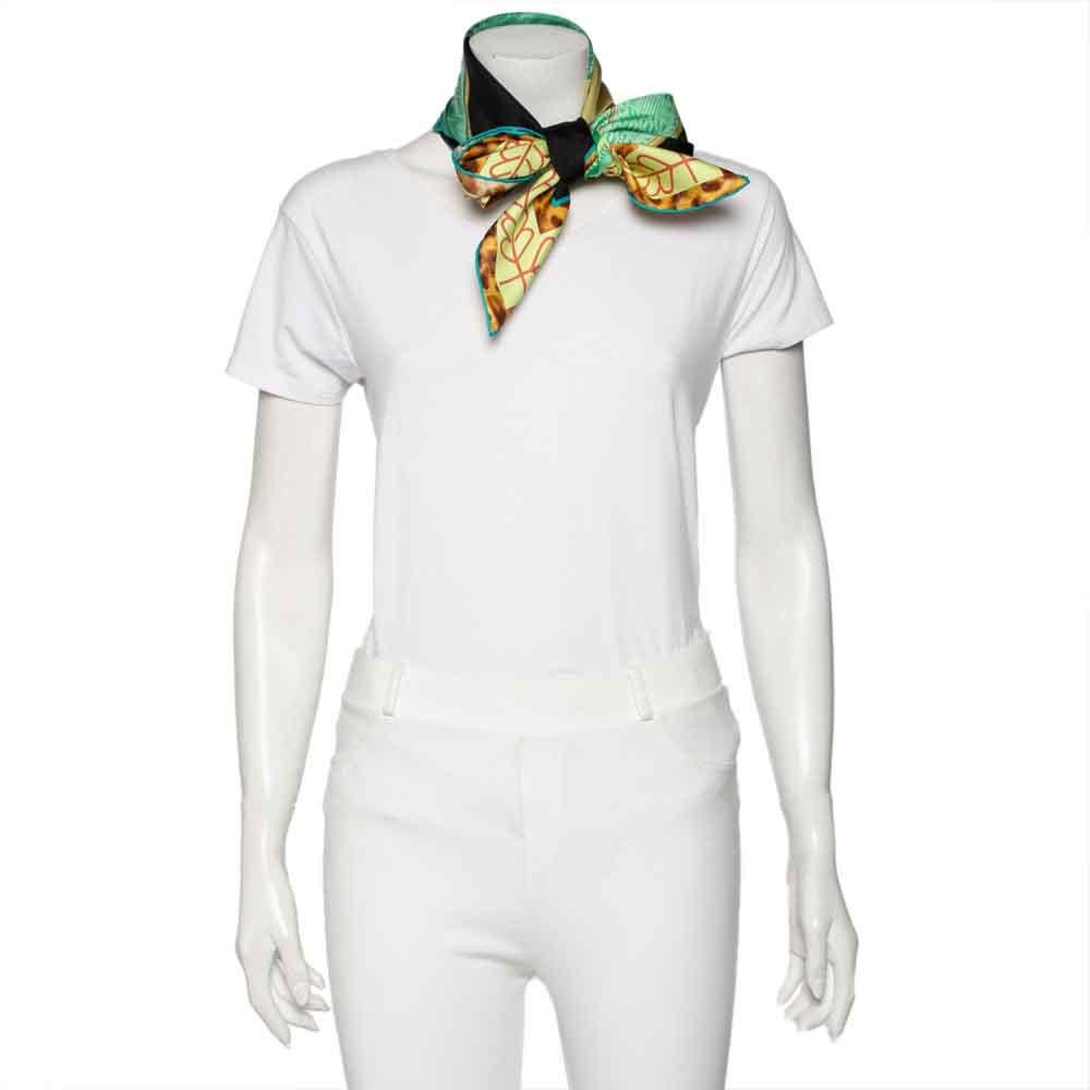 Tie this Hermès scarf gently around your neck for a luxe finish. Cut from silk as a square, the Selle D'Officier En Grande scarf features neatly rolled edges and unique prints.

Includes: Original Box, Brand Tag, Price Tag