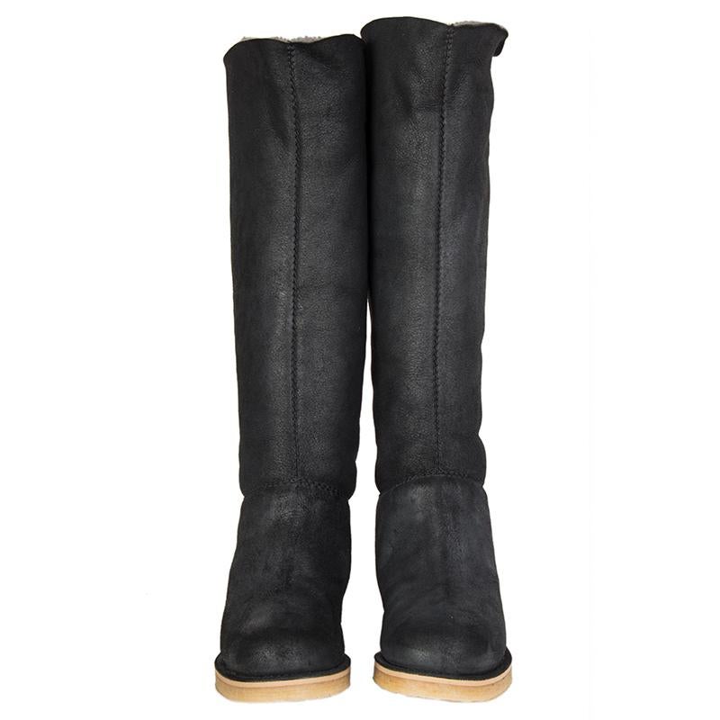  100% authentique Hermès 'Dakota Boots' en shearling noir et gris avec semelle en caoutchouc. État neuf. Livré avec boîte et sac à poussière.

Mesures
Taille imprimée	37
Taille des chaussures	37
Semelle intérieure	25cm (9.8in)
Largeur	9cm