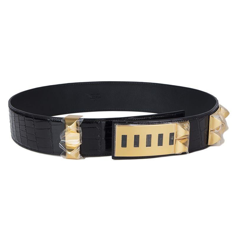 Ceinture 'Collier de Chien' Hermes en crocodile noir brillant. État neuf. Livré avec boîte. Vendue au prix de 7'500 USD plus taxes

Taille de l'étiquette 85
Largeur 4,5cm (1,8in)
Convient de 84cm (32.8in) à 89.5cm (34.9in)
Longueur 97cm