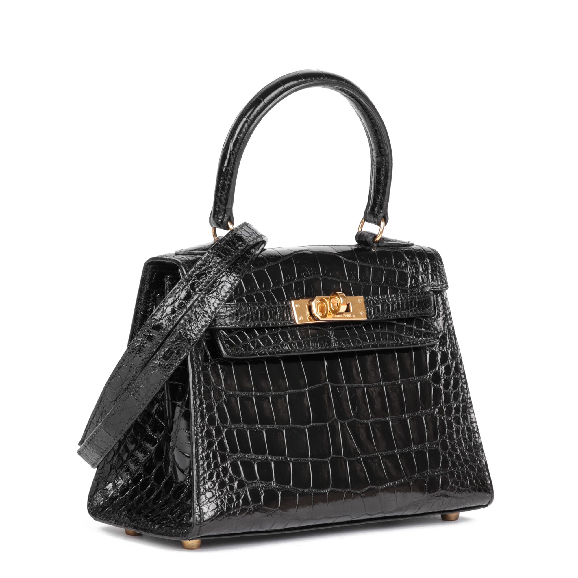 Hermès Black Shiny Mississippiensis Alligator Leather Vintage Kelly 20cm Sellier

CONDITION NOTES
The exterior is in very good condition with light signs of use.
The interior is in excellent condition with light signs of use.
The hardware is in