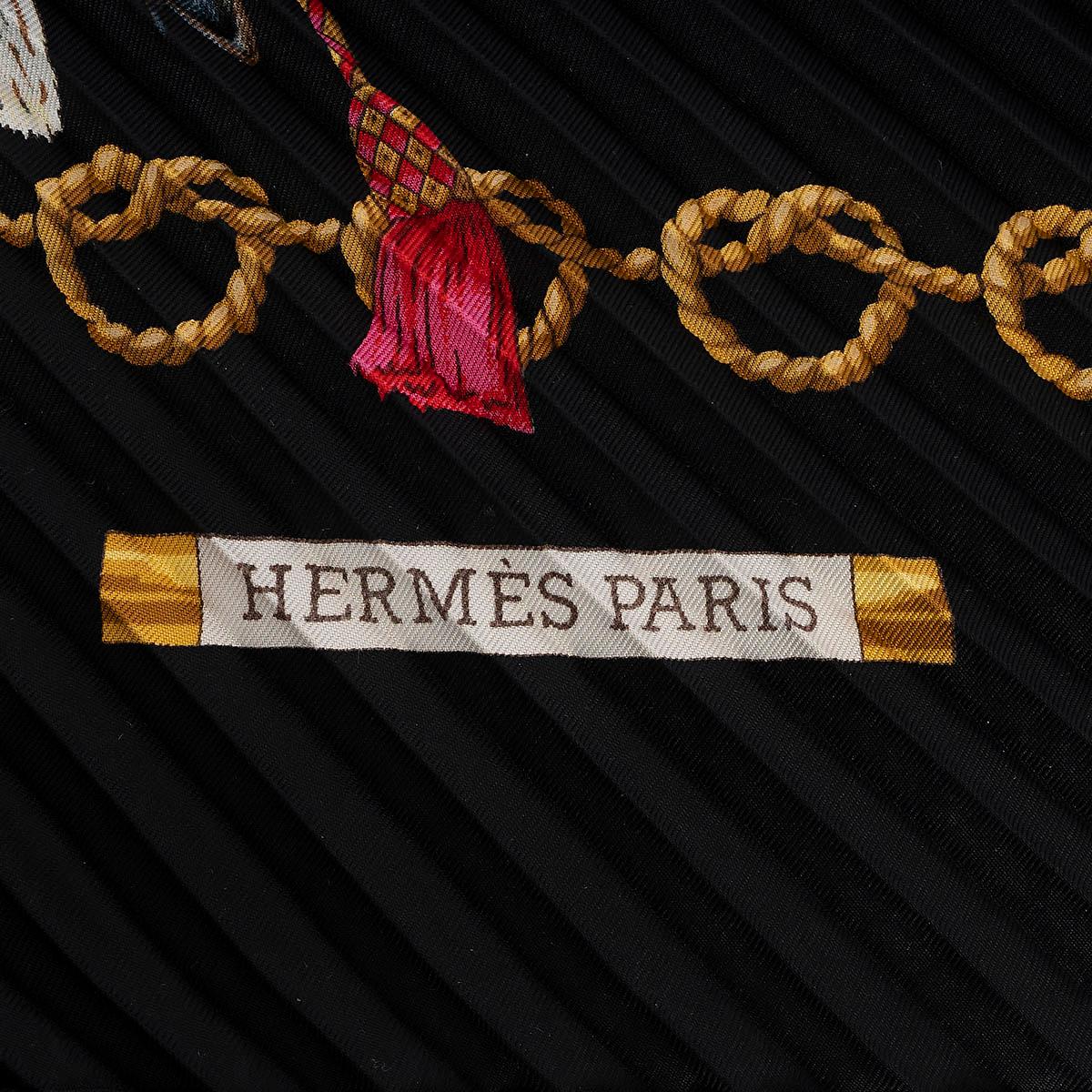 100% authentischer Hermès Les Oiseaux du Roy 90 Plissee-Schal aus Seide in Schwarz mit Details in Gold, Grau, Blau und Rot. Wurde getragen und ist in ausgezeichnetem Zustand. Wird mit Box geliefert. 

Messungen
Breite	90cm (35.1in)
Länge	90cm