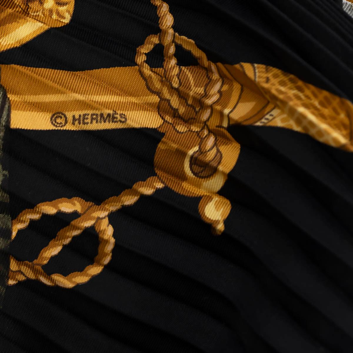 HERMES black silk LES OISEAUX DU ROY 90 PLISSE Scarf In Excellent Condition For Sale In Zürich, CH
