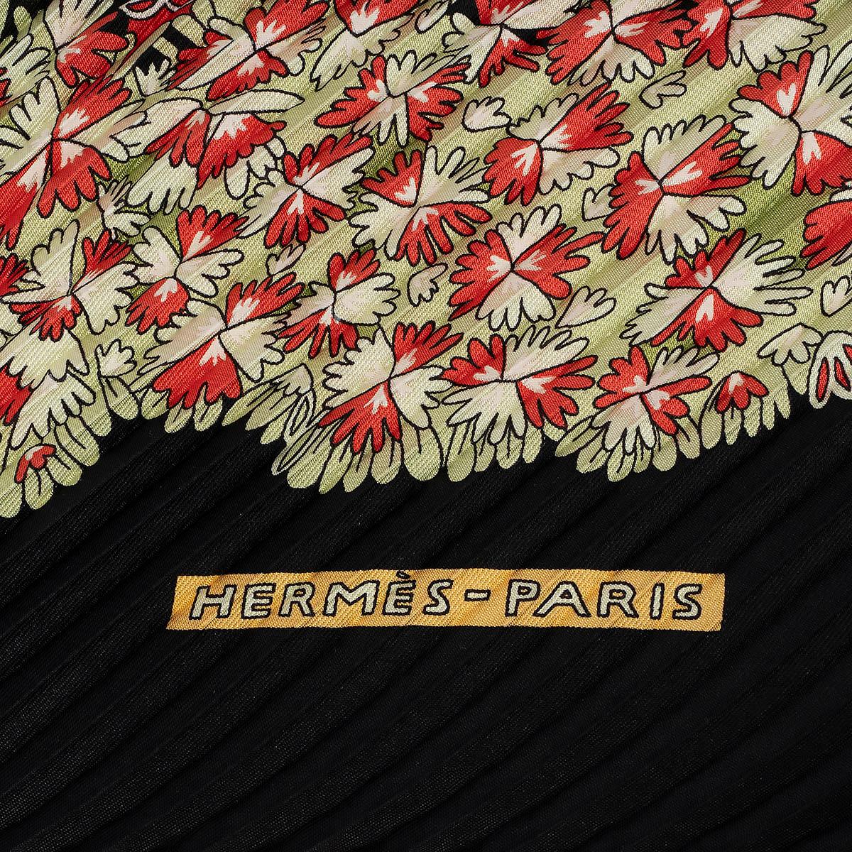 HERMES black silk OMBRES ET LUMIERES 90 PLISSE Scarf In Excellent Condition For Sale In Zürich, CH