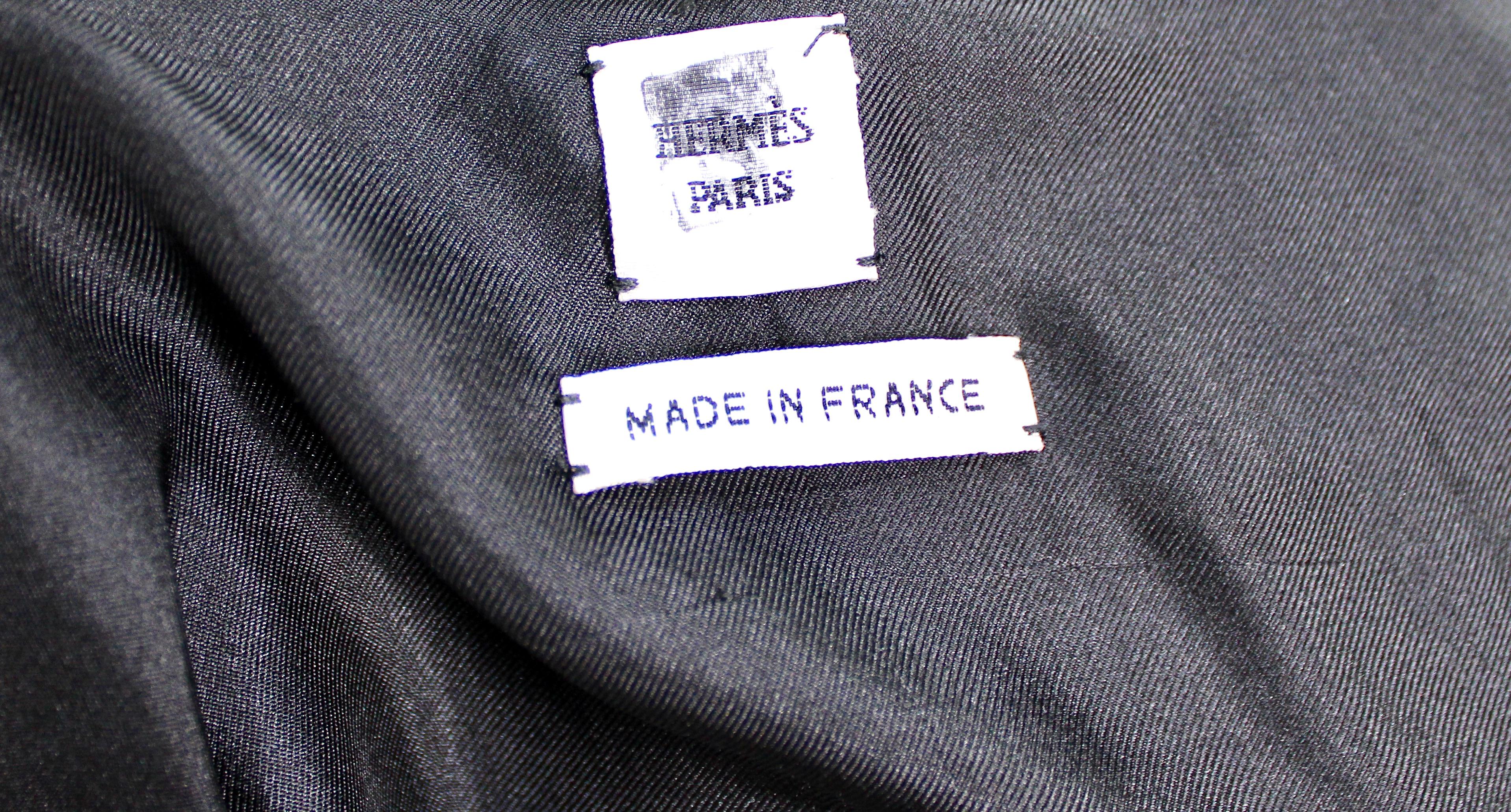 Hermes Robe en soie noire imprimée avec cravate circa 1990 en vente 5