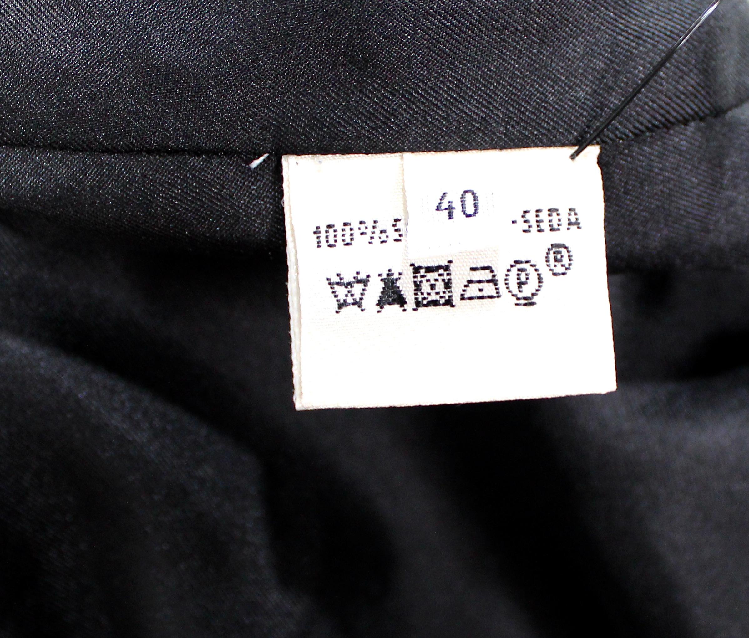 Hermes Robe en soie noire imprimée avec cravate circa 1990 en vente 6