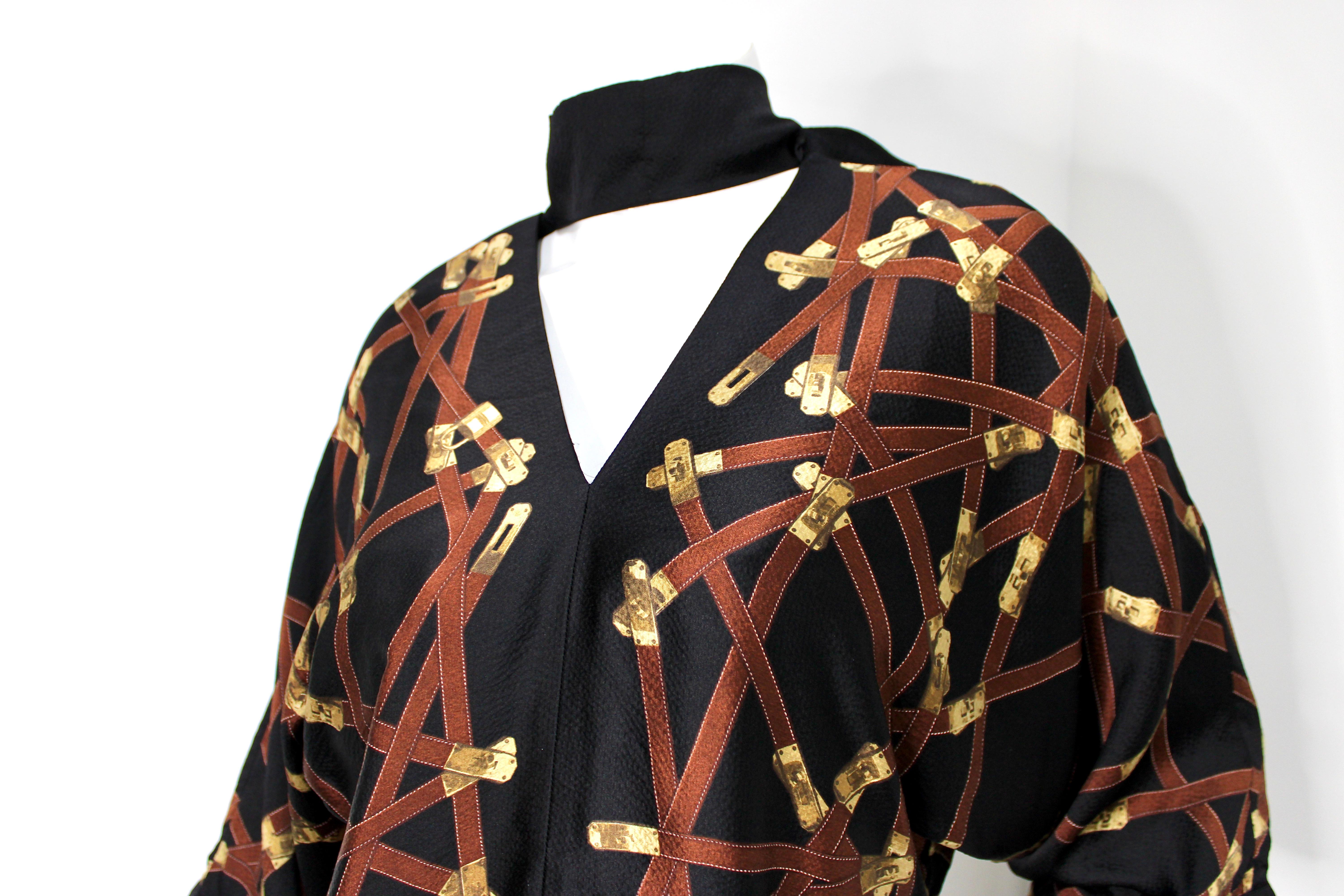 Noir Hermes Robe en soie noire imprimée avec cravate circa 1990 en vente