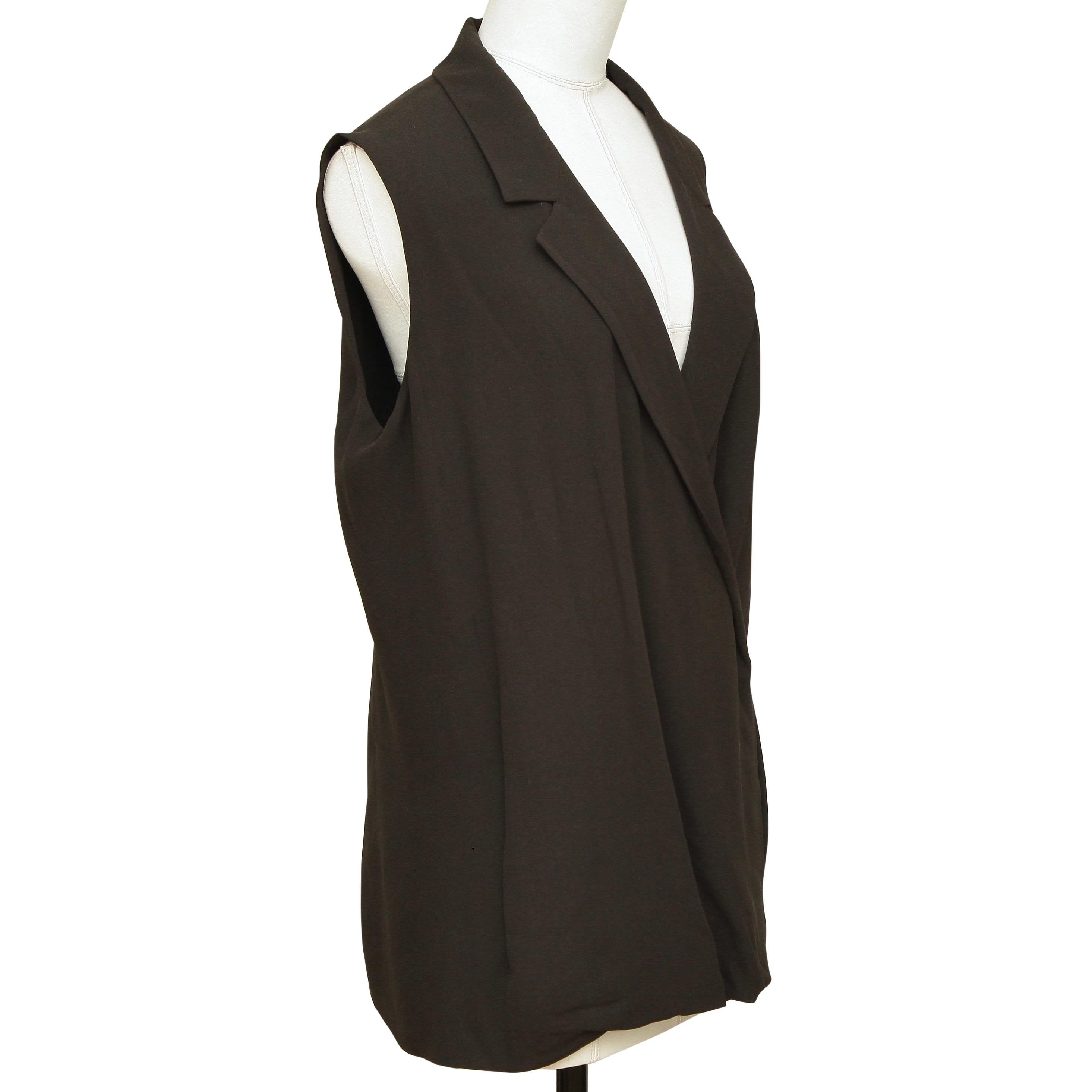 GUARANTEED AUTHENTIC VINTAGE HERMES BLACK SILK BLOUSE

Design:
- Sleeveless black silk blouse.
- V-neck pointed collar.
- Faux wrap front.
- Slip on.

Material: 100% Silk

Size: 40

Measurements (Approximate laid flat):
- Underarm to Underarm,