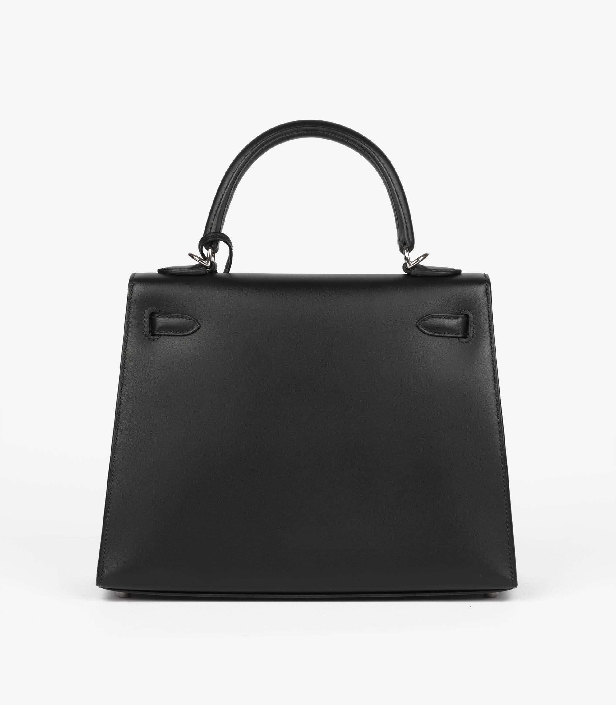 Women's or Men's Hermès Black Sombrero Leather Kelly 25cm Sellier For Sale