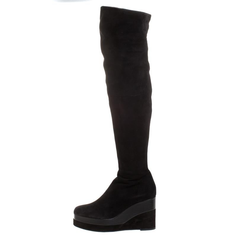 Perfect for the winter season, these Hermes over-the-knee boots are going to be your best buy. Crafted in smooth black suede and leather, these Italian-made boots feature comfortable round toes and sturdy outsoles. They are finely lined in leather