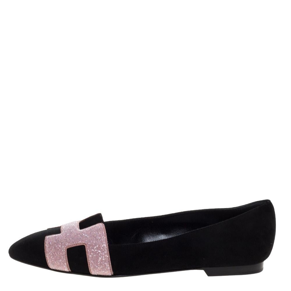 These Nice ballet flats from Hermes come in the shade of black. Crafted from suede, this pair features the iconic H on the uppers with crystals powder on it, in a contrasting hue. Made in Italy, the flats are designed with a leather sole for your