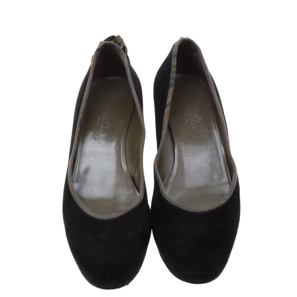 Perfect for everyday wear, are these Hermes wedge pumps. Crafted from black suede, they are adorned with fabric bow details on the counters, adding to their classy look. They have rounded toes and 5cm heels. Lined with leather, they carry Hermes