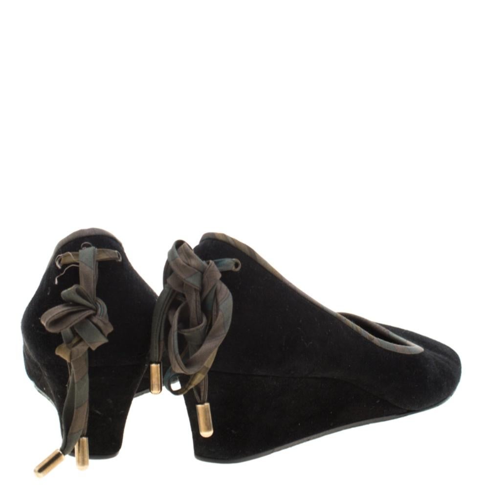 Hermes Black Suede Bow Detail Wedge Pumps Size 39 In Good Condition In Dubai, Al Qouz 2