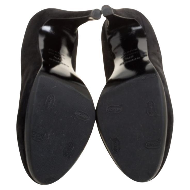 Ces escarpins élégants d'Hermès valent la peine d'être achetés. Confectionnées en daim, elles portent un logo noir.  ombrage avec bouts ronds, semelles intérieures confortables et talons de 11,5 cm. Marchez avec eux et vous êtes sûr de passer une