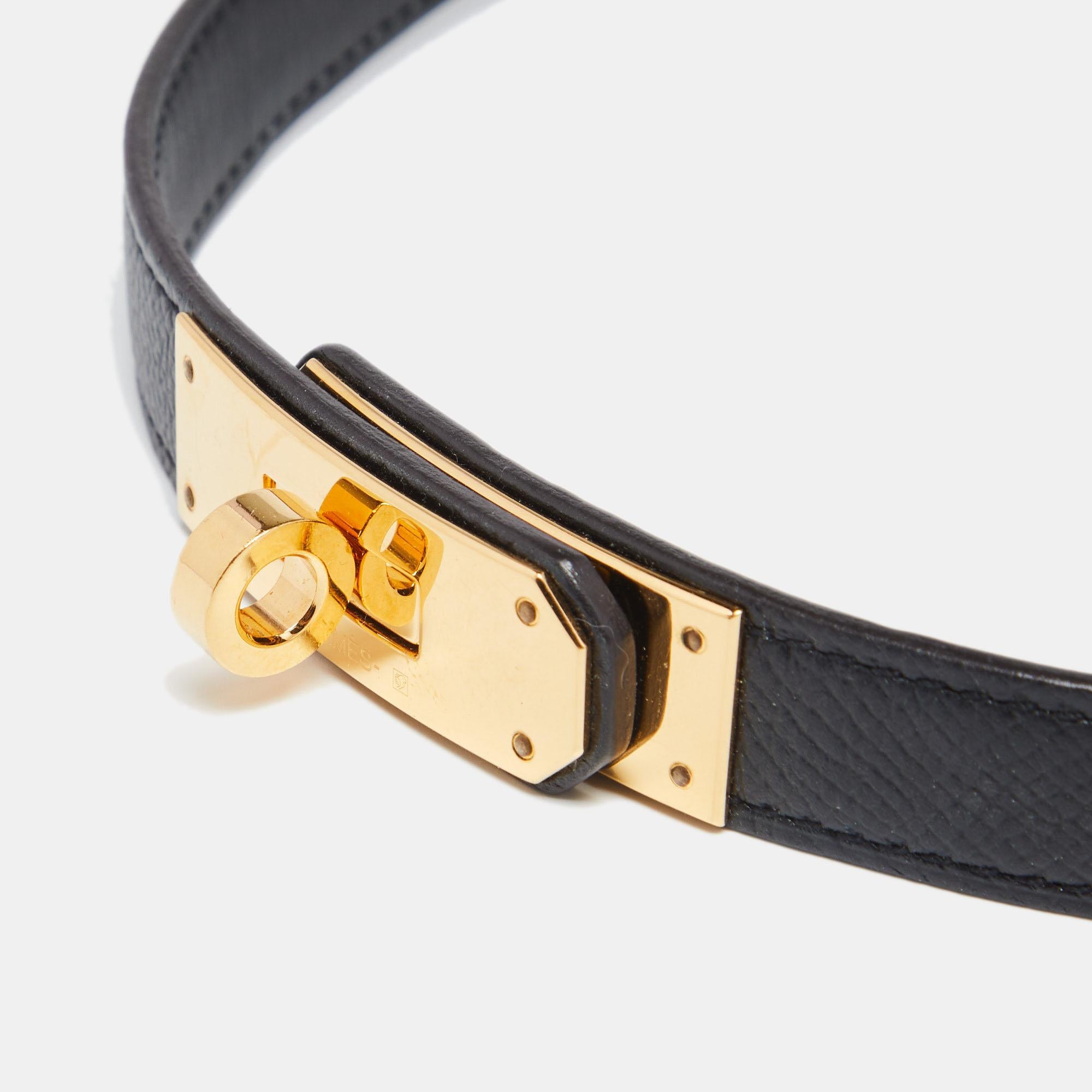 Coming from the House of Hermes, this Kelly 18 belt will certainly grant signature beauty and luxury to your accessory repertoire. It is crafted from black Swift and Epsom leather, which is garnished with gold-finished hardware. This sturdy belt is