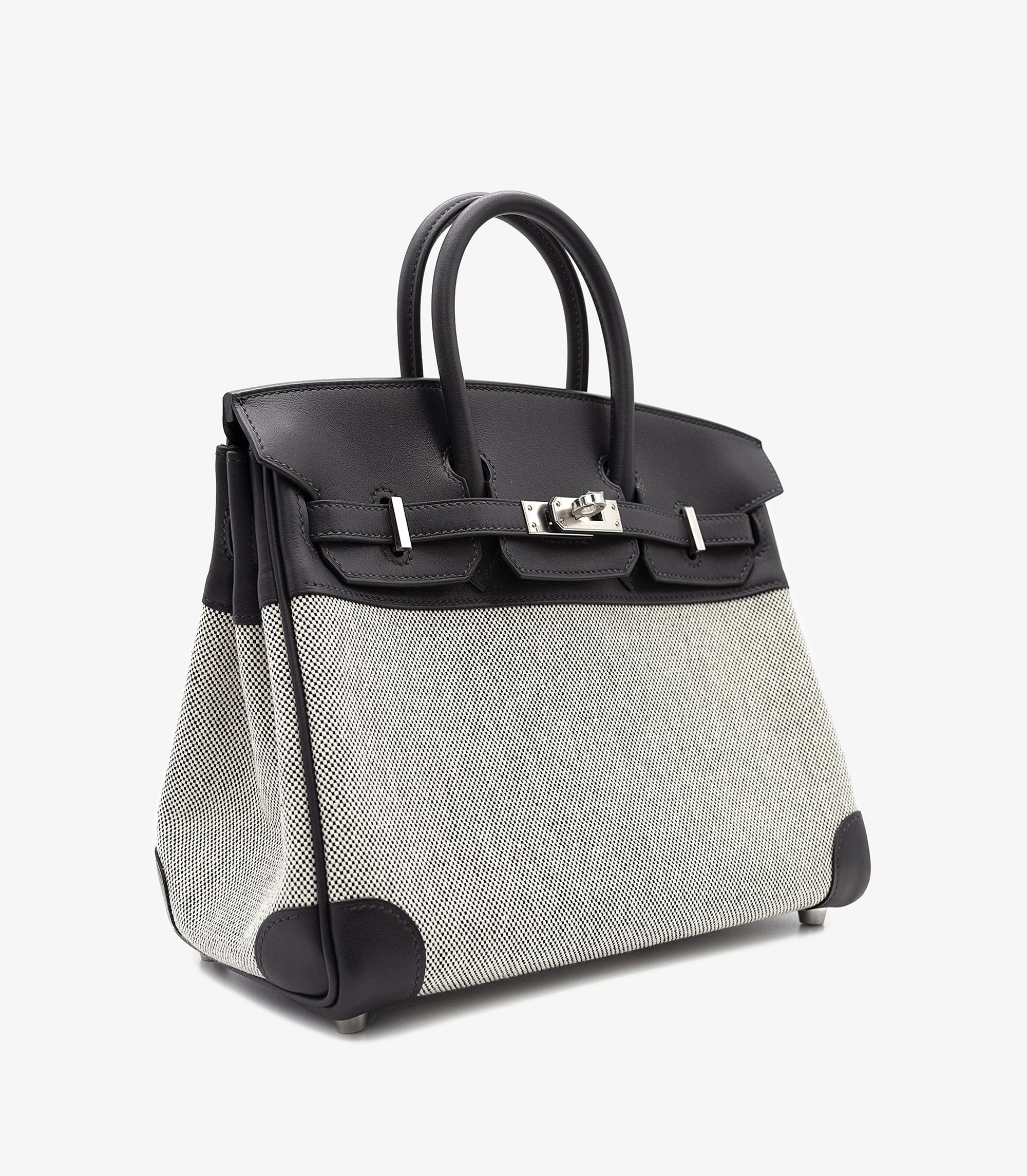 Hermès Black Swift Leather & Toile Birkin 25cm Retourne

Product Details
Xupes Ref: BB002
Brand: Hermès
Model: Birkin 25cm
Type: Tote
Serial Number: W
Age: 2024
Accompanied By: Hermès Dust Bag, Box, Protective Felt, Care Booklet, Padlock, Keys,