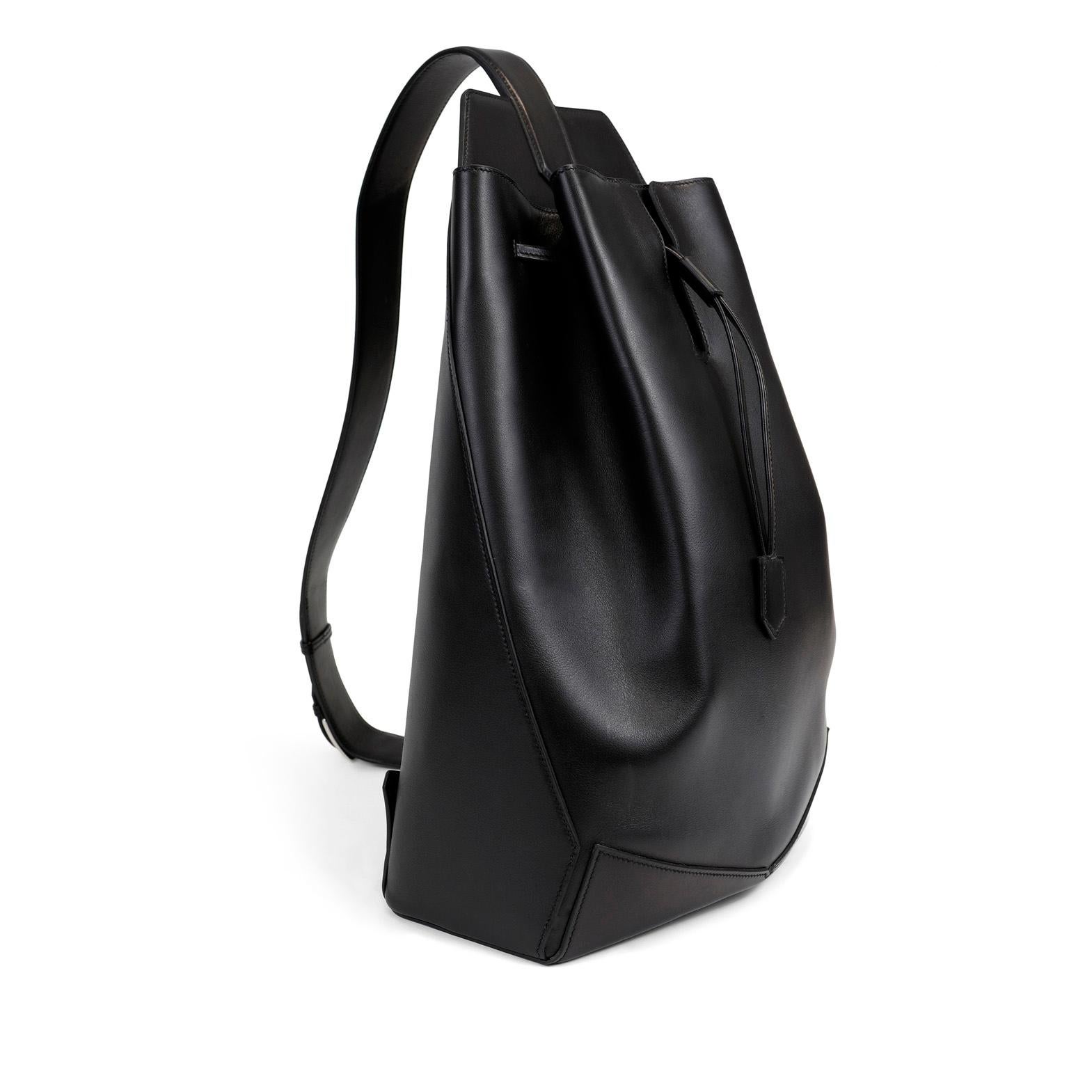 Dieser authentische Hermès Black Swift Leather Sling Backpack ist in tadellosem Zustand.    Hermès-Taschen werden von erfahrenen Kunsthandwerkern handgenäht und sind der Inbegriff von modischem Luxus.  
Swift Sling Bag aus schwarzem Glattleder ist