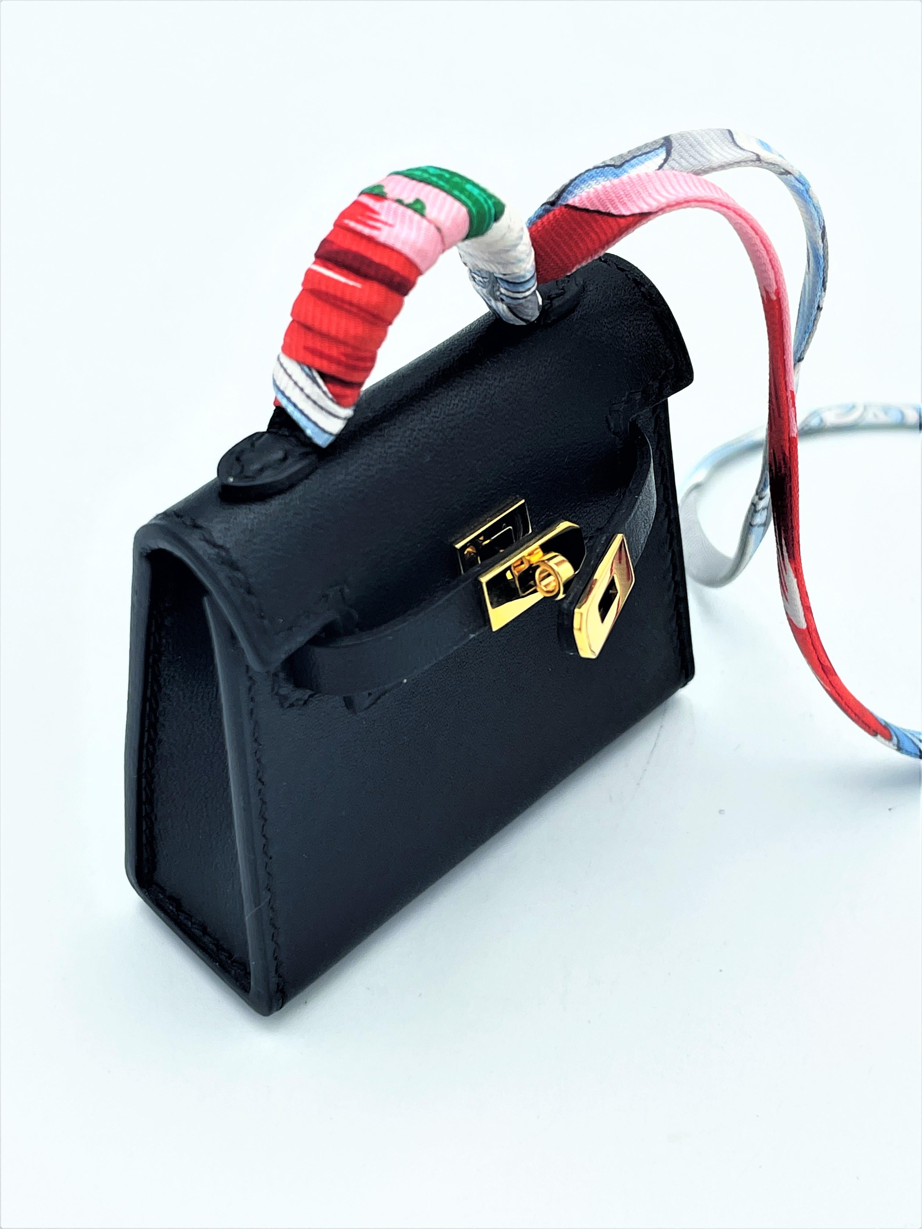 HERMÉS mini sac Kelly Twilly en cuir Tadelakt noir, breloque, quincaillerie dorée,  2021s en vente 5