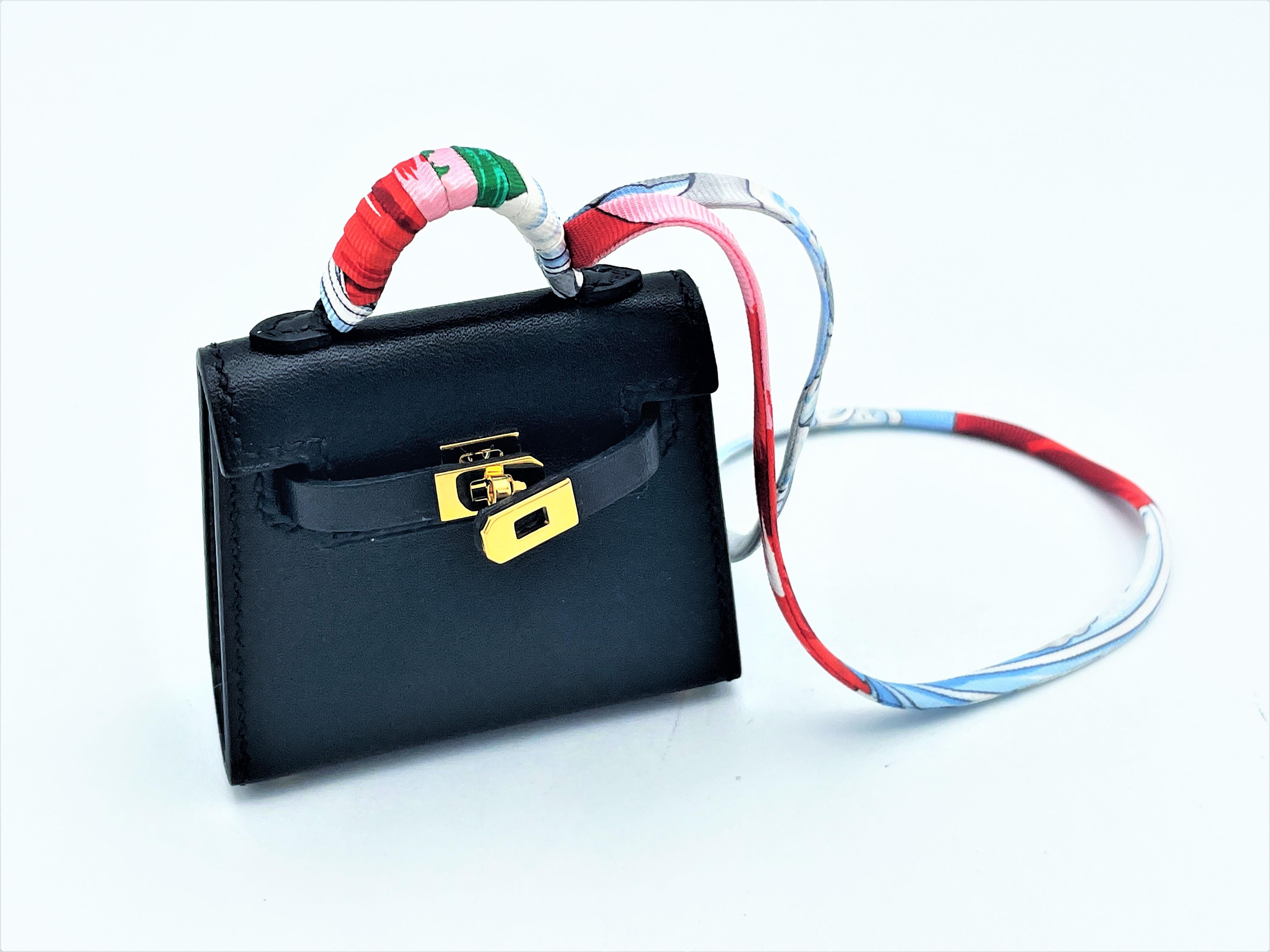 HERMÉS mini sac Kelly Twilly en cuir Tadelakt noir, breloque, quincaillerie dorée,  2021s en vente 5