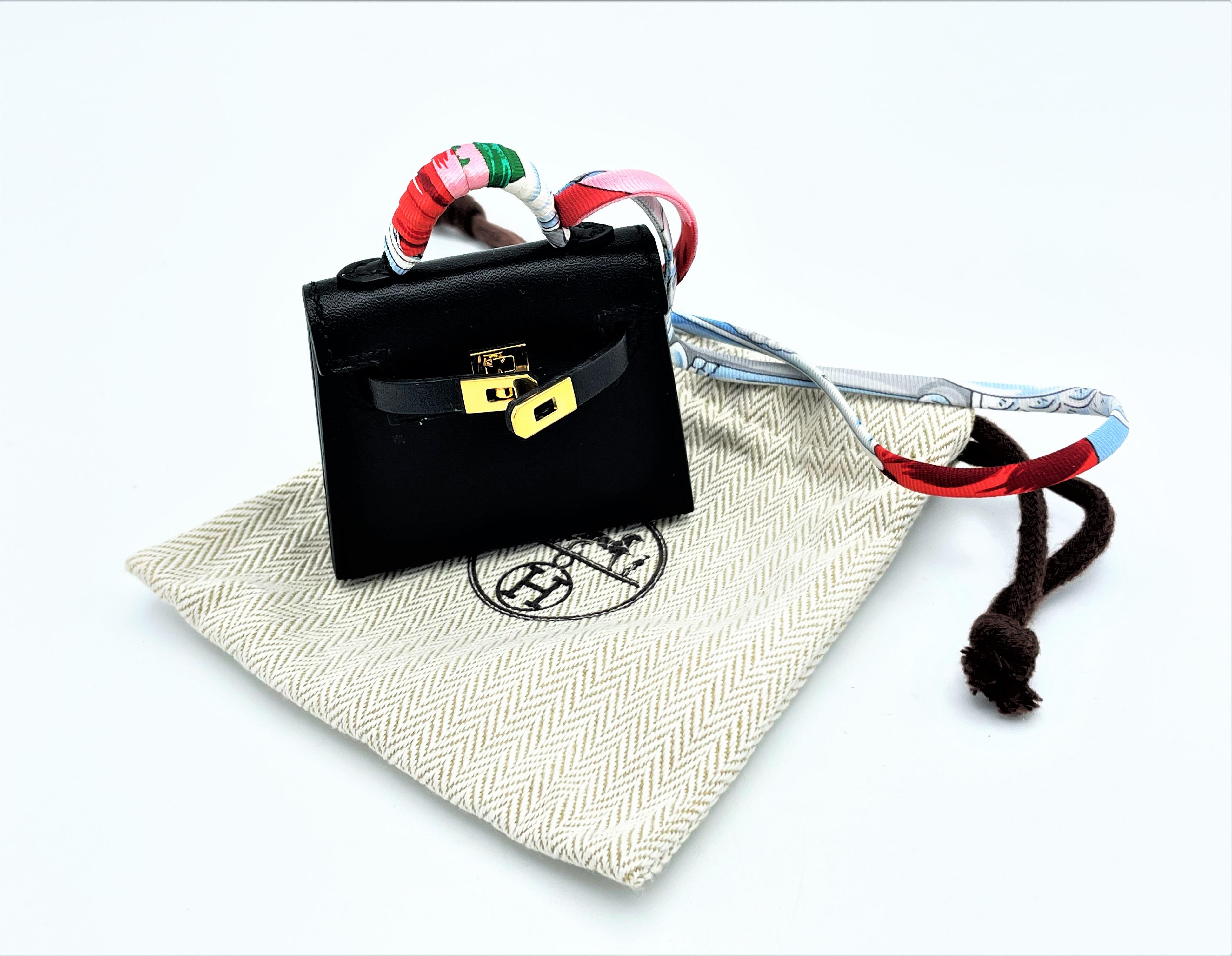 Noir HERMÉS mini sac Kelly Twilly en cuir Tadelakt noir, breloque, quincaillerie dorée,  2021s en vente