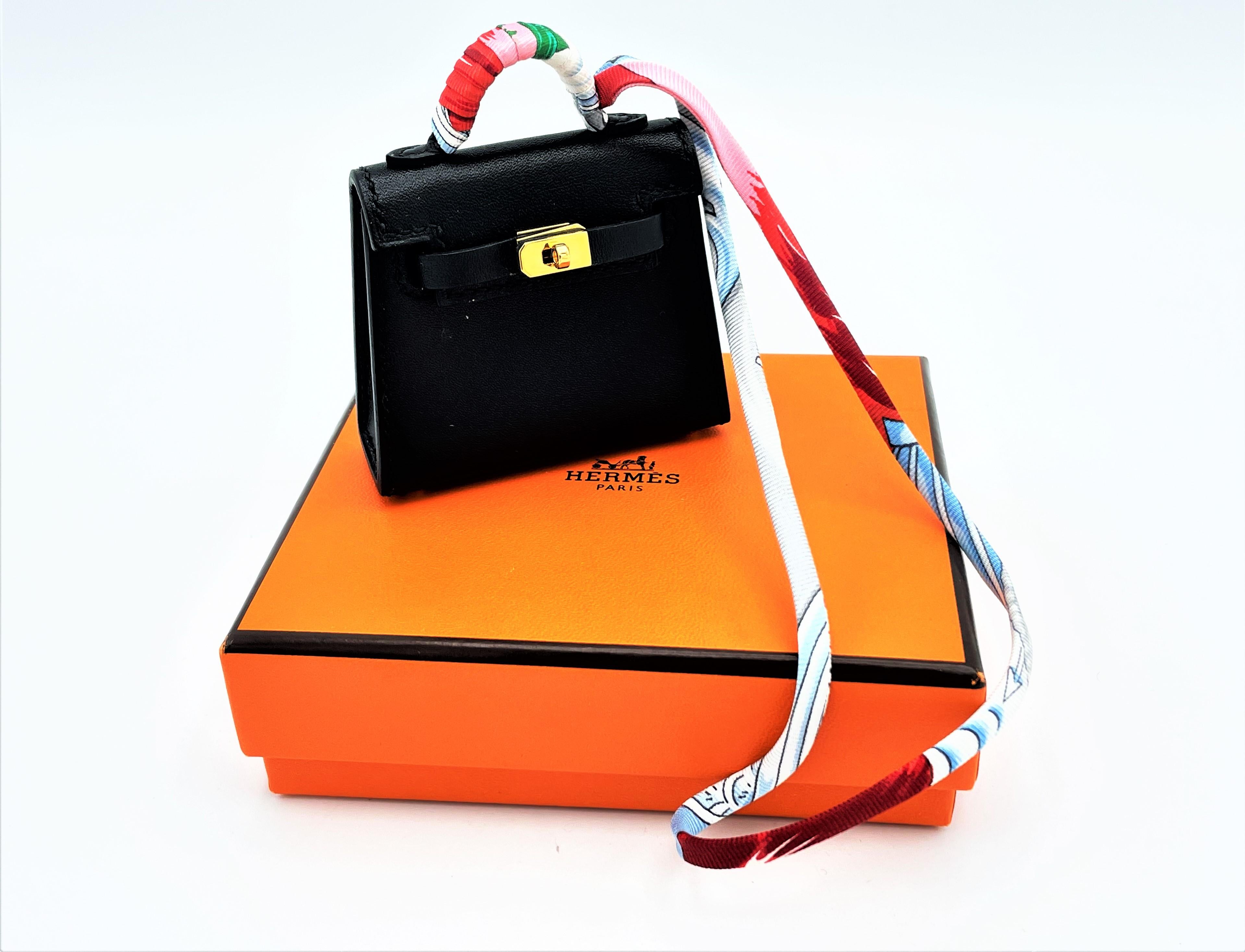 HERMÉS mini sac Kelly Twilly en cuir Tadelakt noir, breloque, quincaillerie dorée,  2021s Excellent état - En vente à Stuttgart, DE