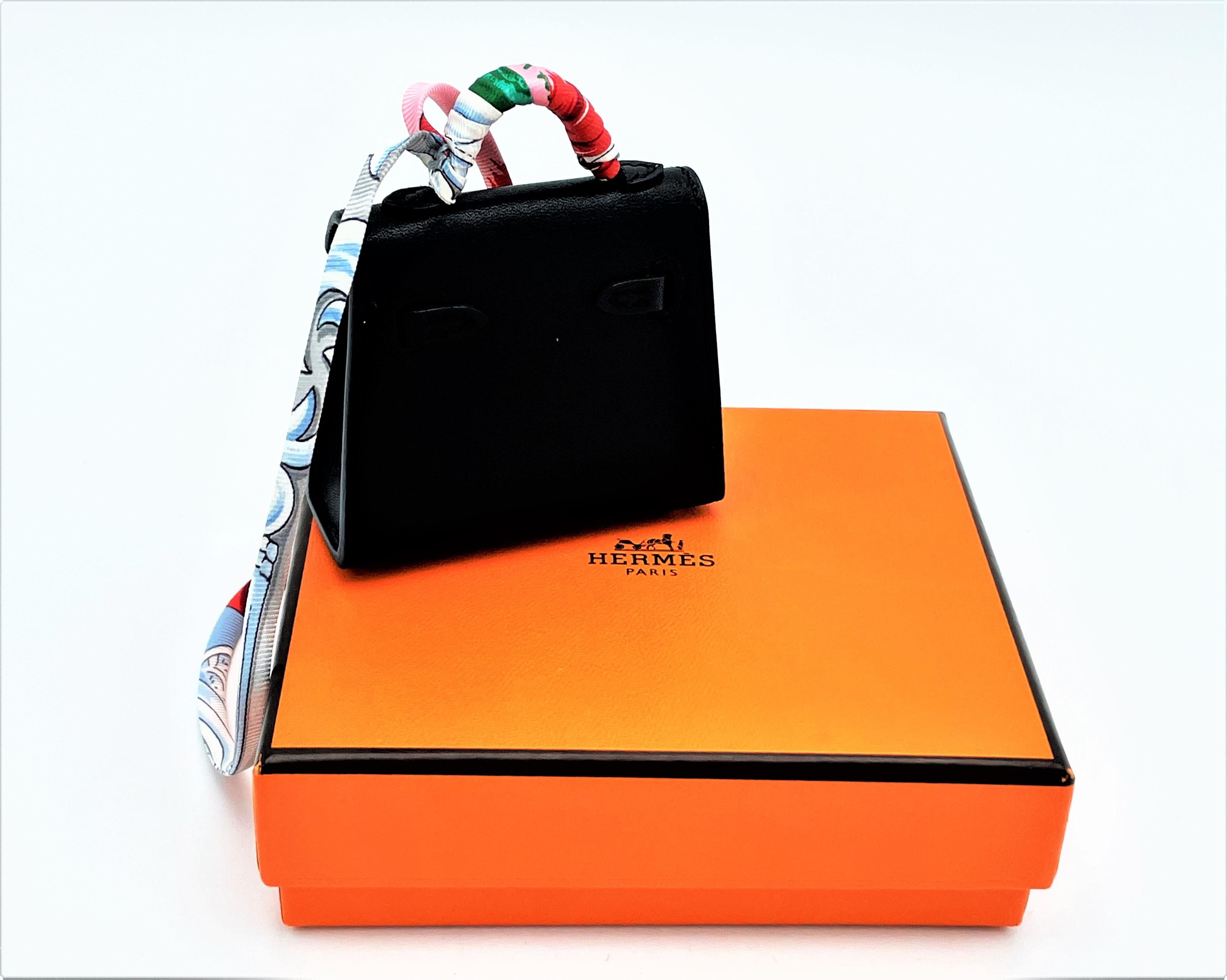 HERMÉS mini sac Kelly Twilly en cuir Tadelakt noir, breloque, quincaillerie dorée,  2021s en vente 1