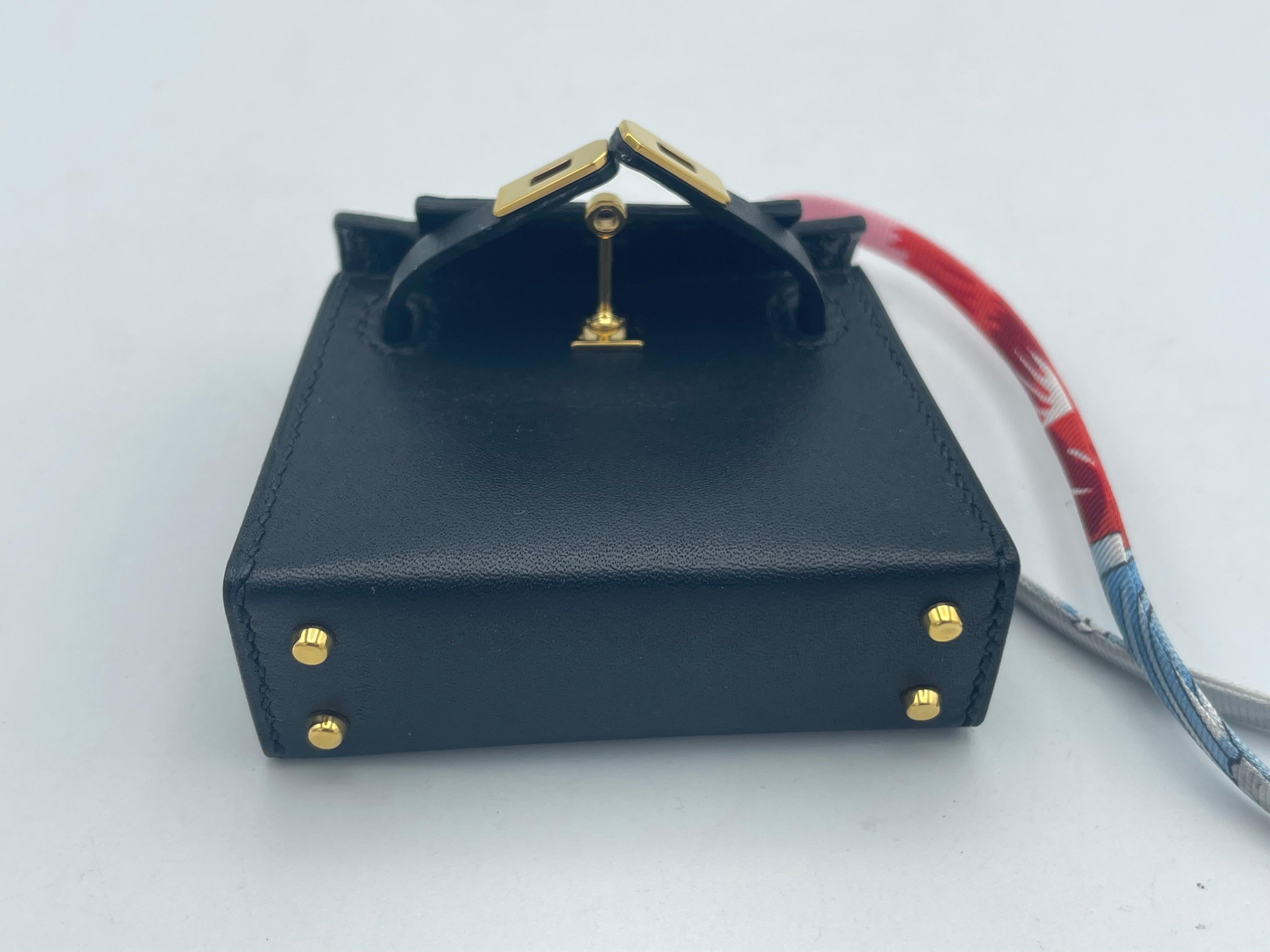 HERMÉS mini sac Kelly Twilly en cuir Tadelakt noir, breloque, quincaillerie dorée,  2021s en vente 3