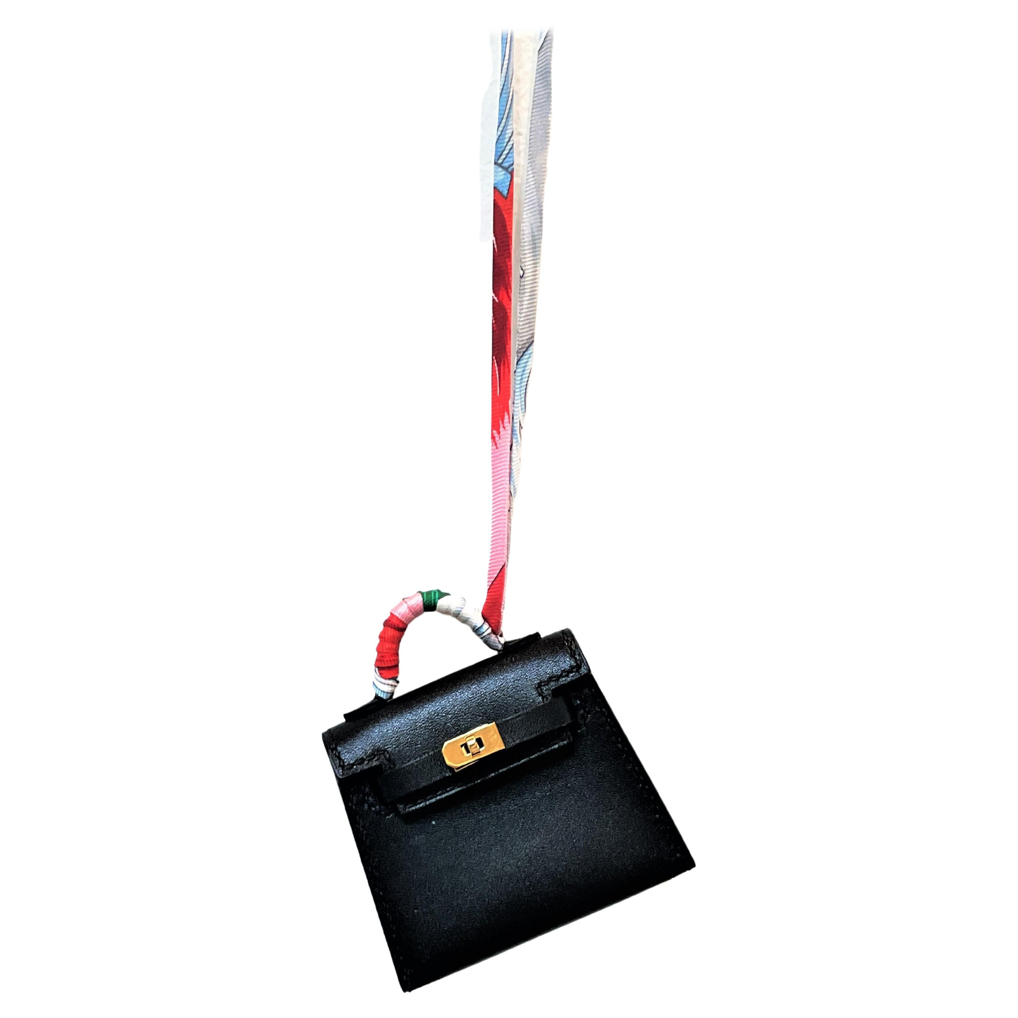 HERMÉS mini sac Kelly Twilly en cuir Tadelakt noir, breloque, quincaillerie dorée,  2021s en vente