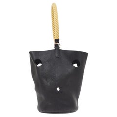 HERMES Schwarz Taurillon Clemence Leder Seil Mangeoire MM Bucket Umhängetasche